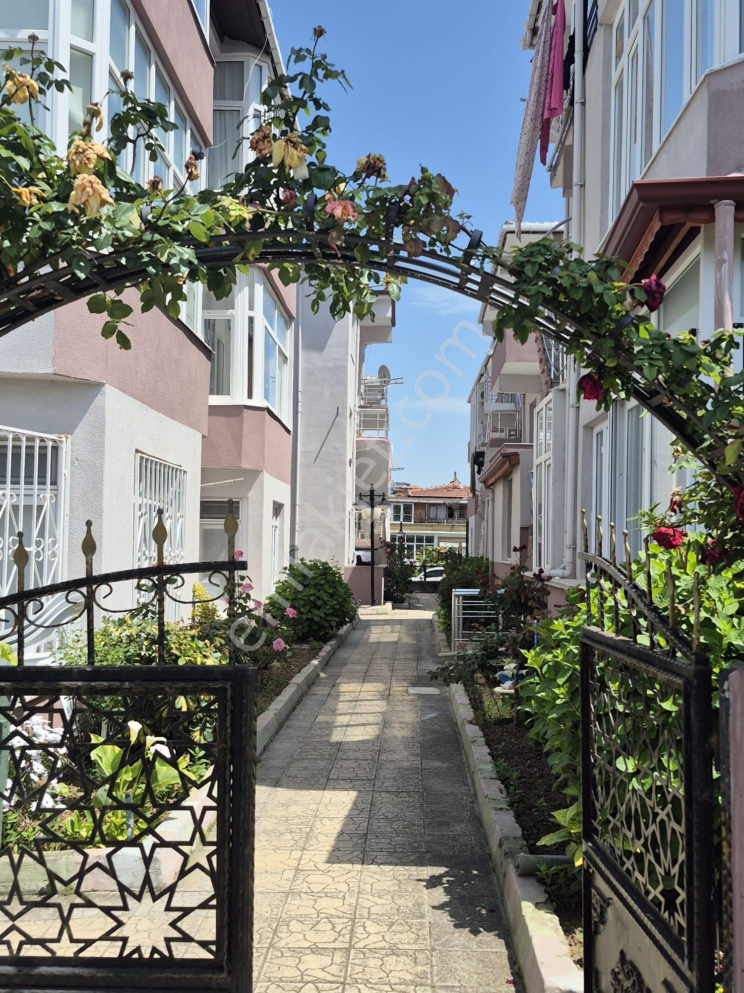 Yasemin Emlaktan Çınarcık Koruda Akaykent Sitesi 3 Kat 2+1 Daire