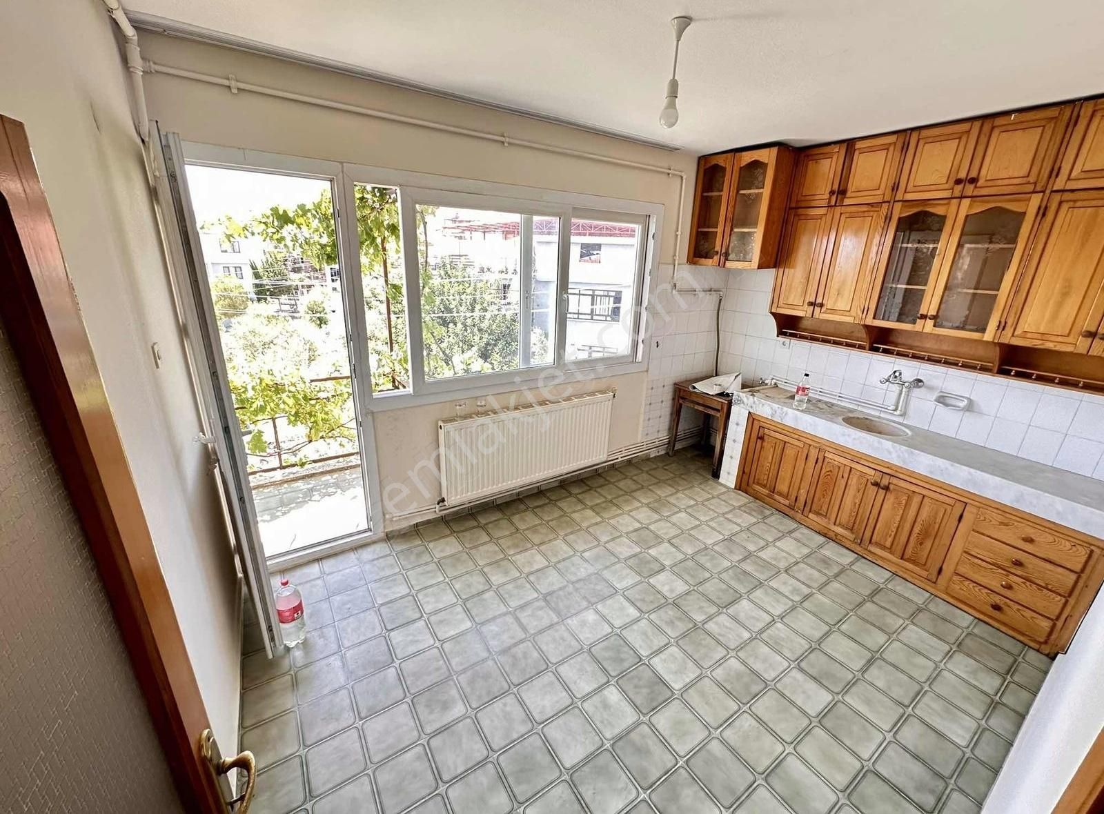 Atatürk Mah'de 3 Tarafı Da Açık D.gazlı+klimalı 100m2 3.kat Acil