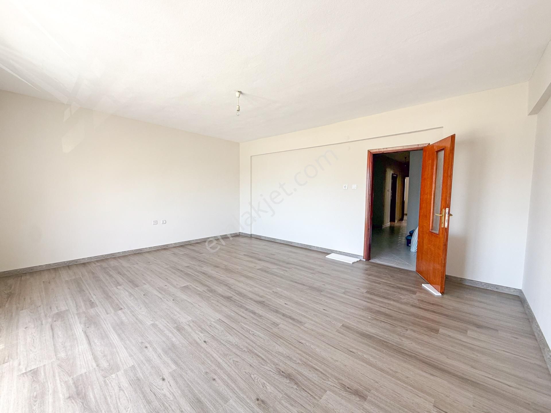 Altınova'da Cadde Üstünde Geniş 3+1 Satılık Daire - Görsel 9