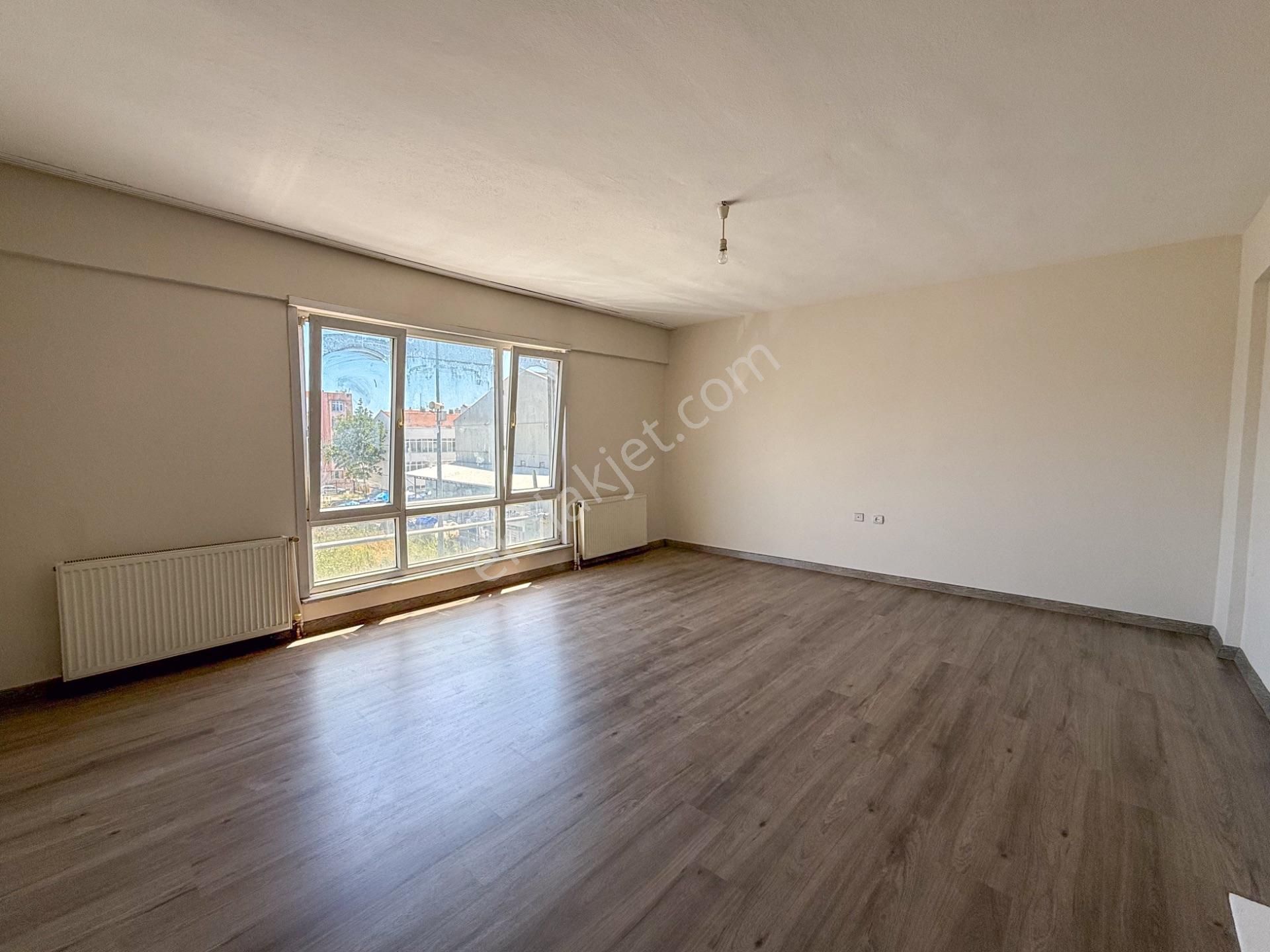 Altınova'da Cadde Üstünde Geniş 3+1 Satılık Daire - Görsel 6