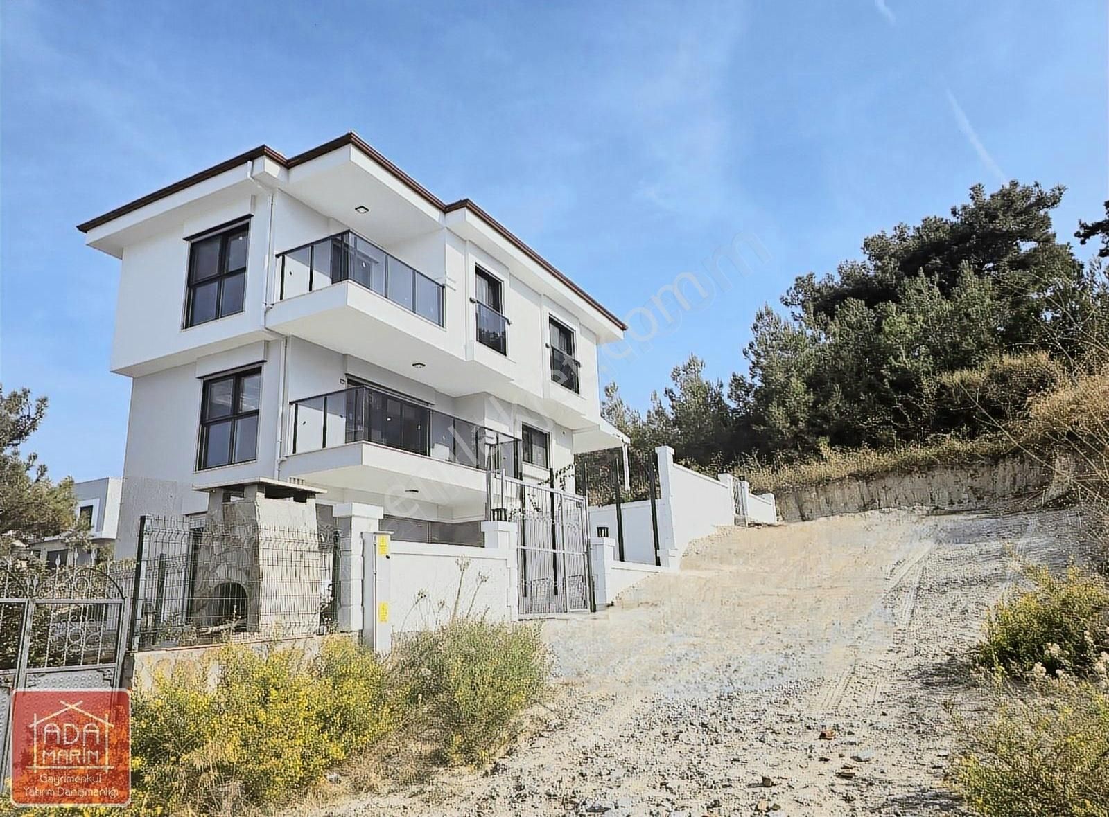 Güzelçamlı'da Deniz Manzaralı 207 M2 Satılık 5+1 Lüks Villa