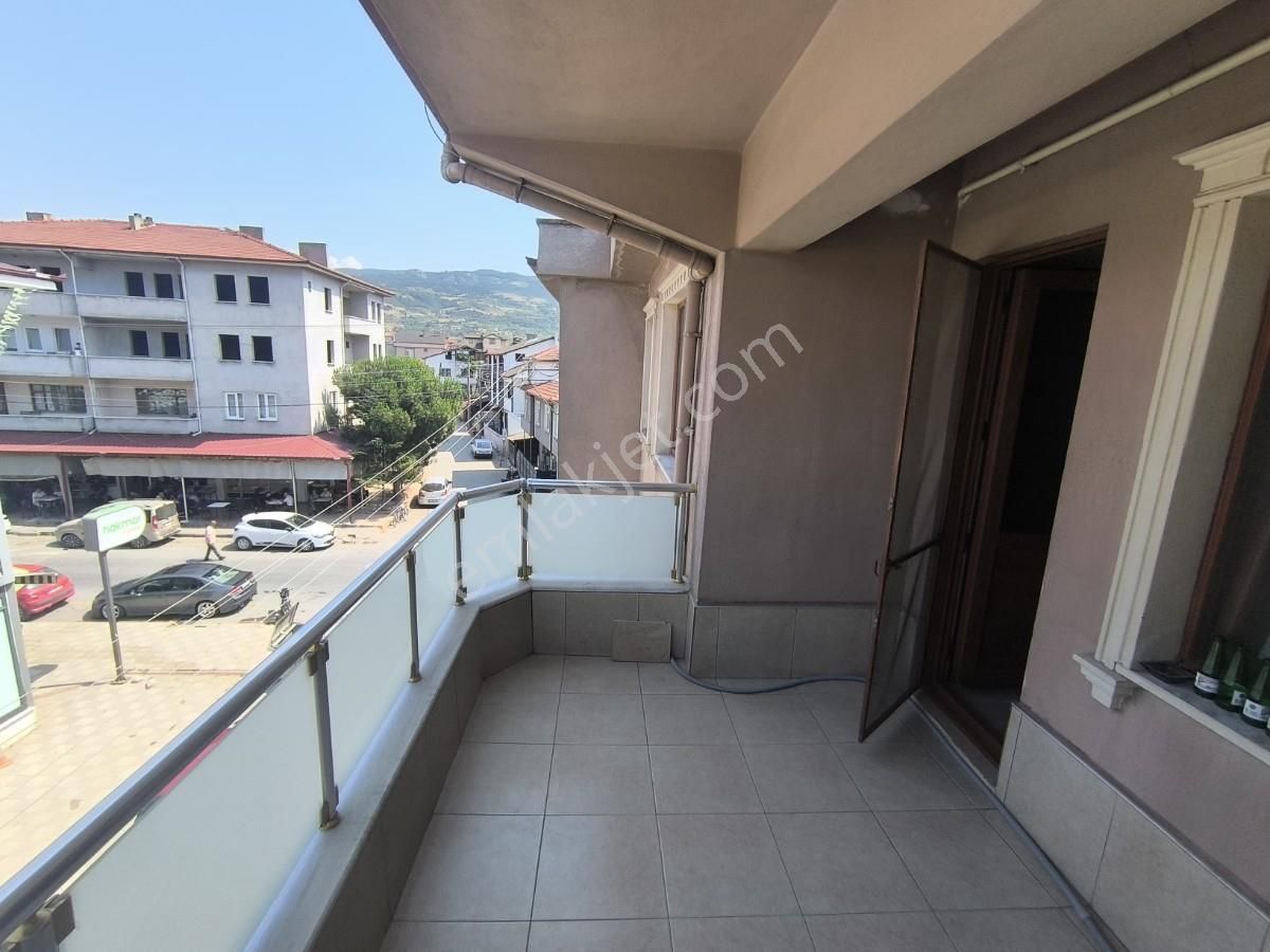 Geyve Orhaniye Mahallesinde Merkezi Konumda Kiralık 3+1 Daire
