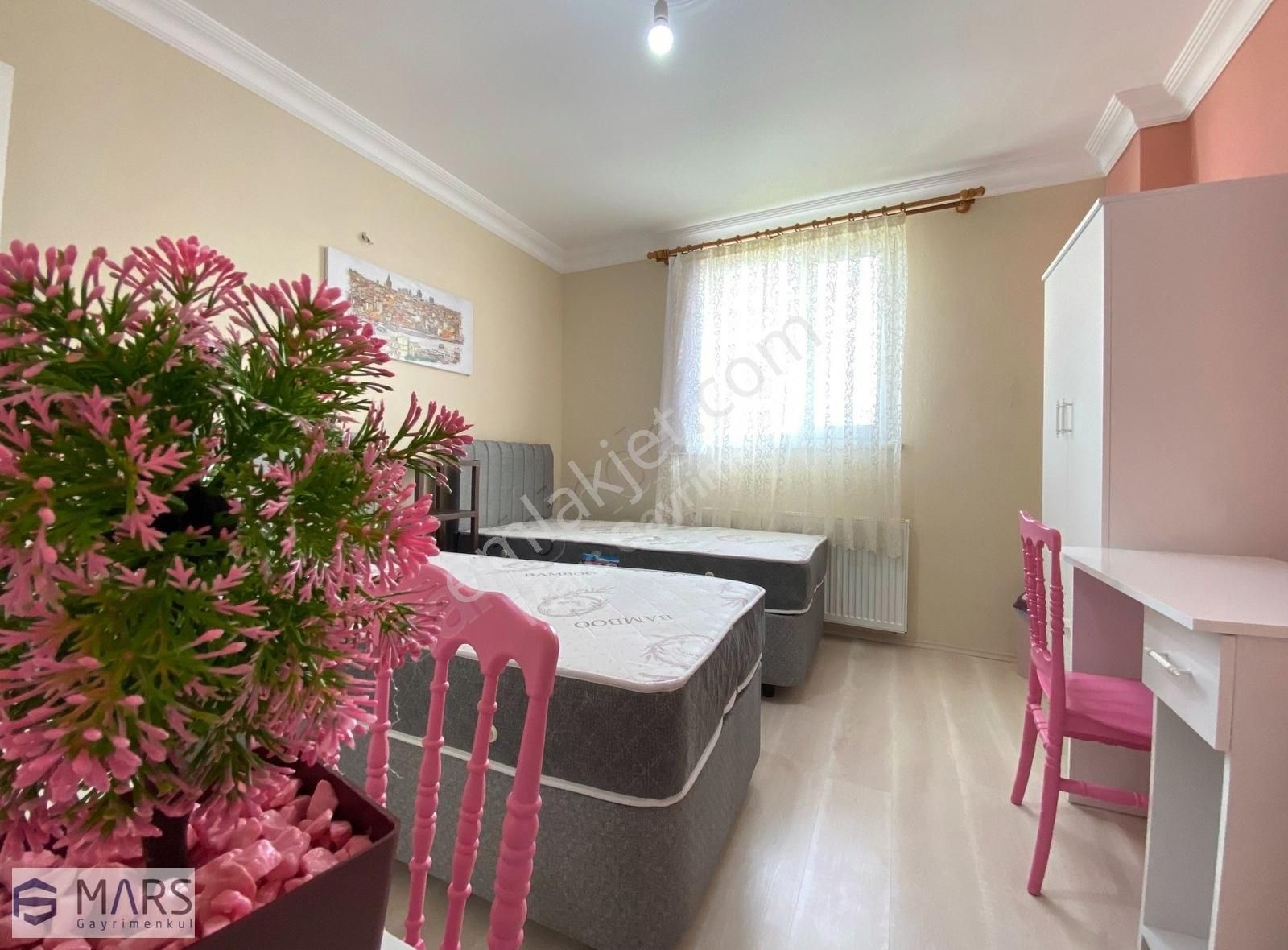 Merkezi Konumda, Eşyalı, Dört Yatak Kapasiteli, Kız Apartı