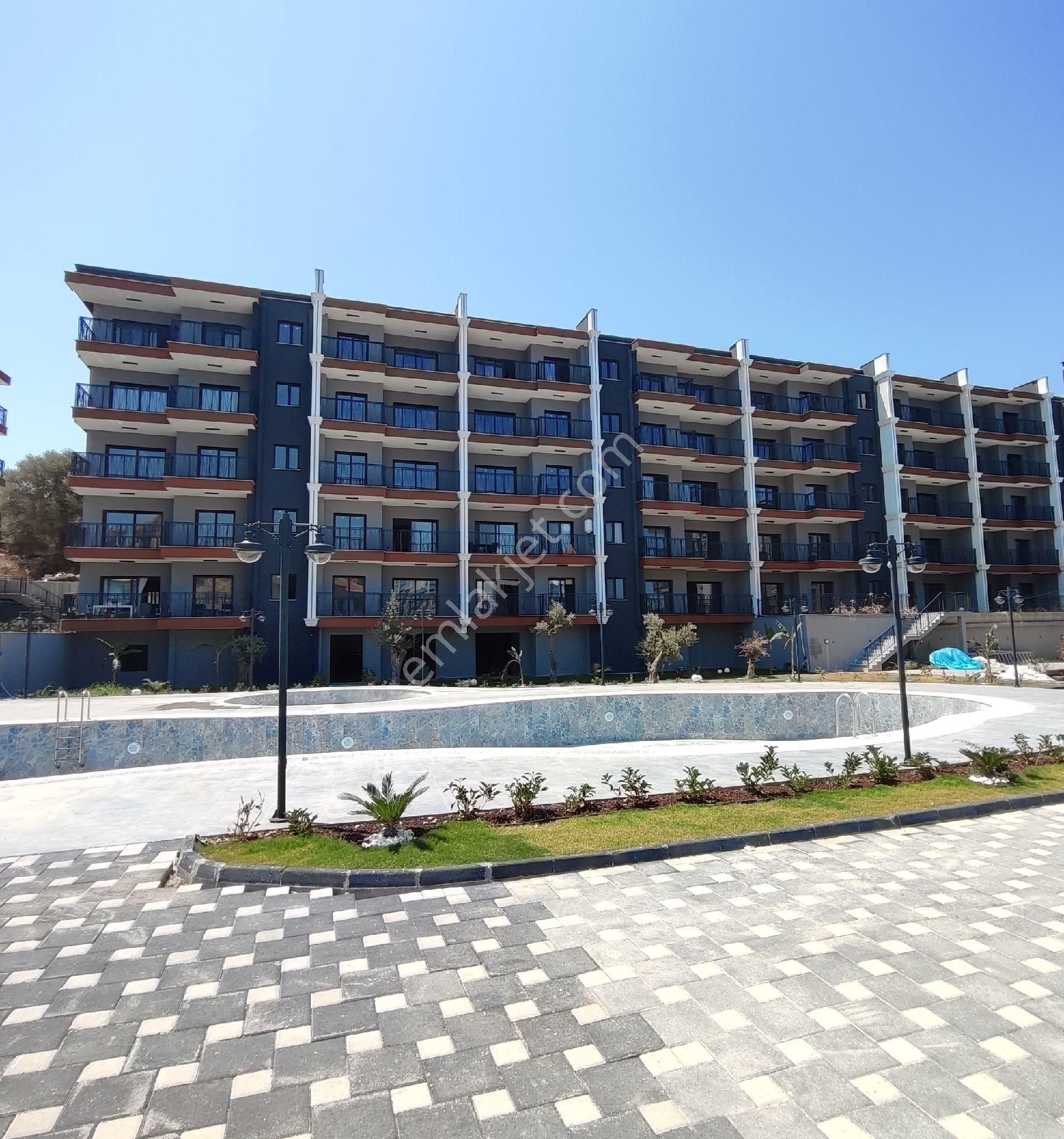 Kuşadası'nda Havuzlu Sitede Sıfır 2+1 Daire