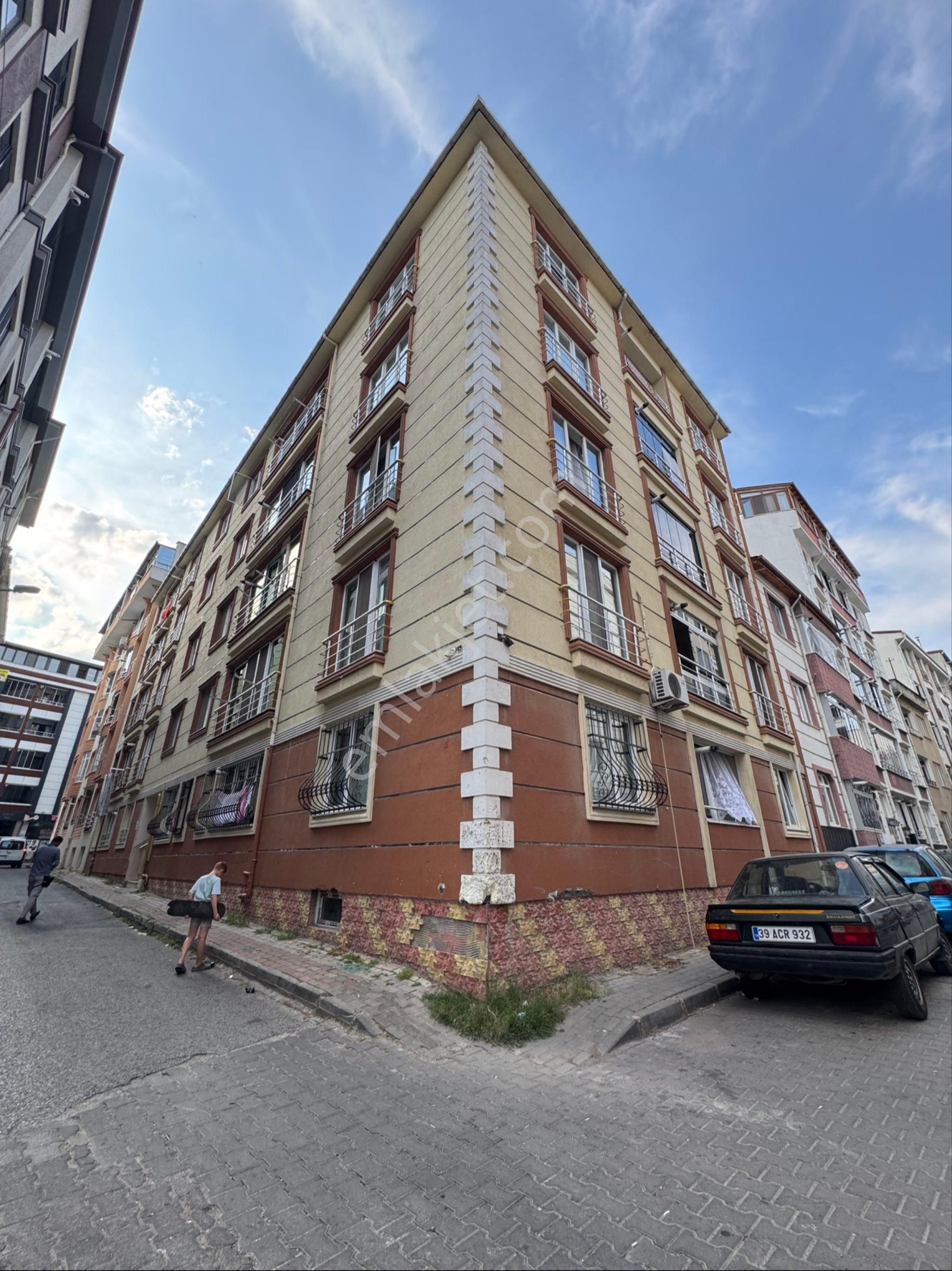 Nokta Emlak’dan Satılık 3+1 Çarşı İçinde 120 M2 Daire!
