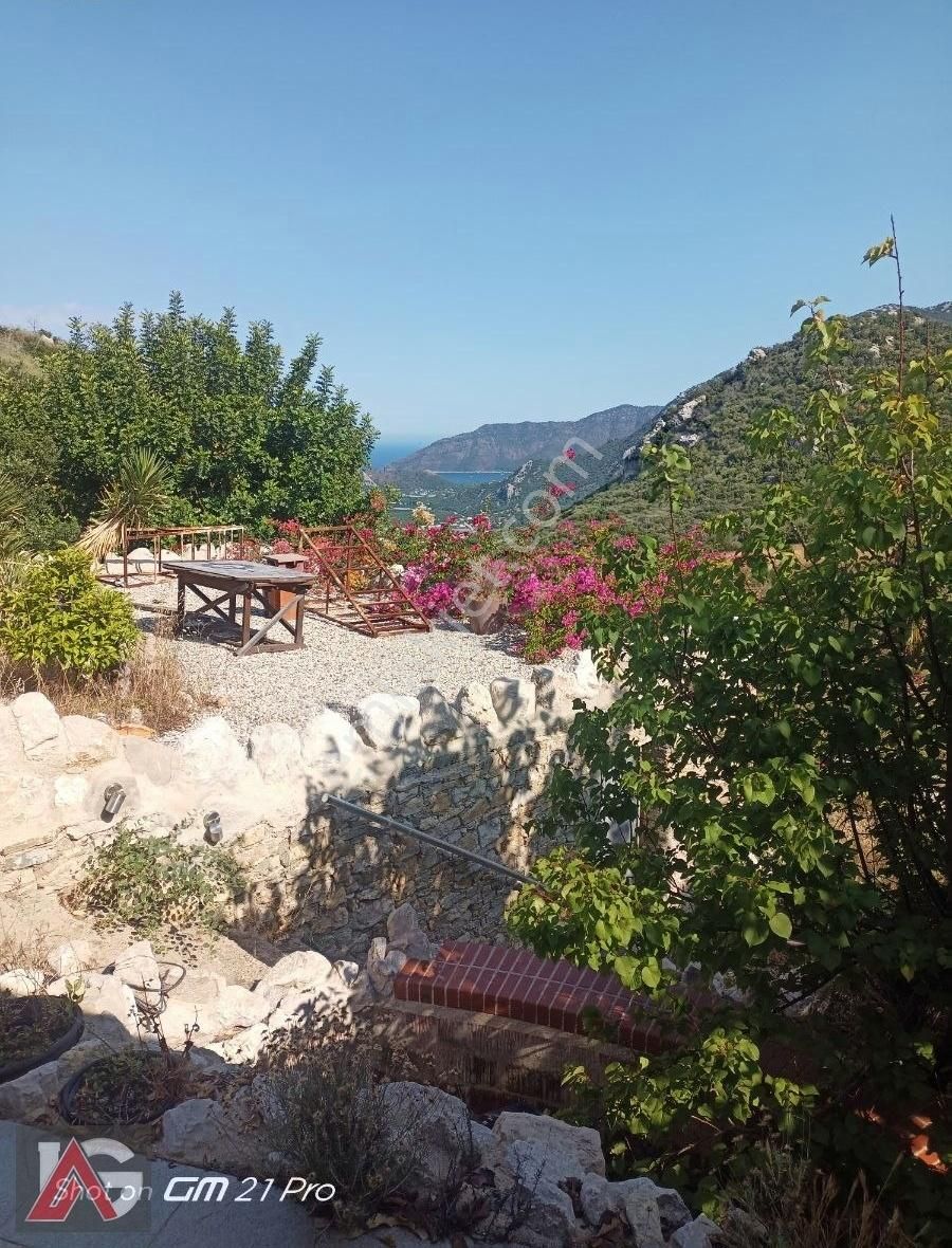 Adrasan Seylemit Mevkiinde 3933m2 Arsa Ve Evi Satılıktır.