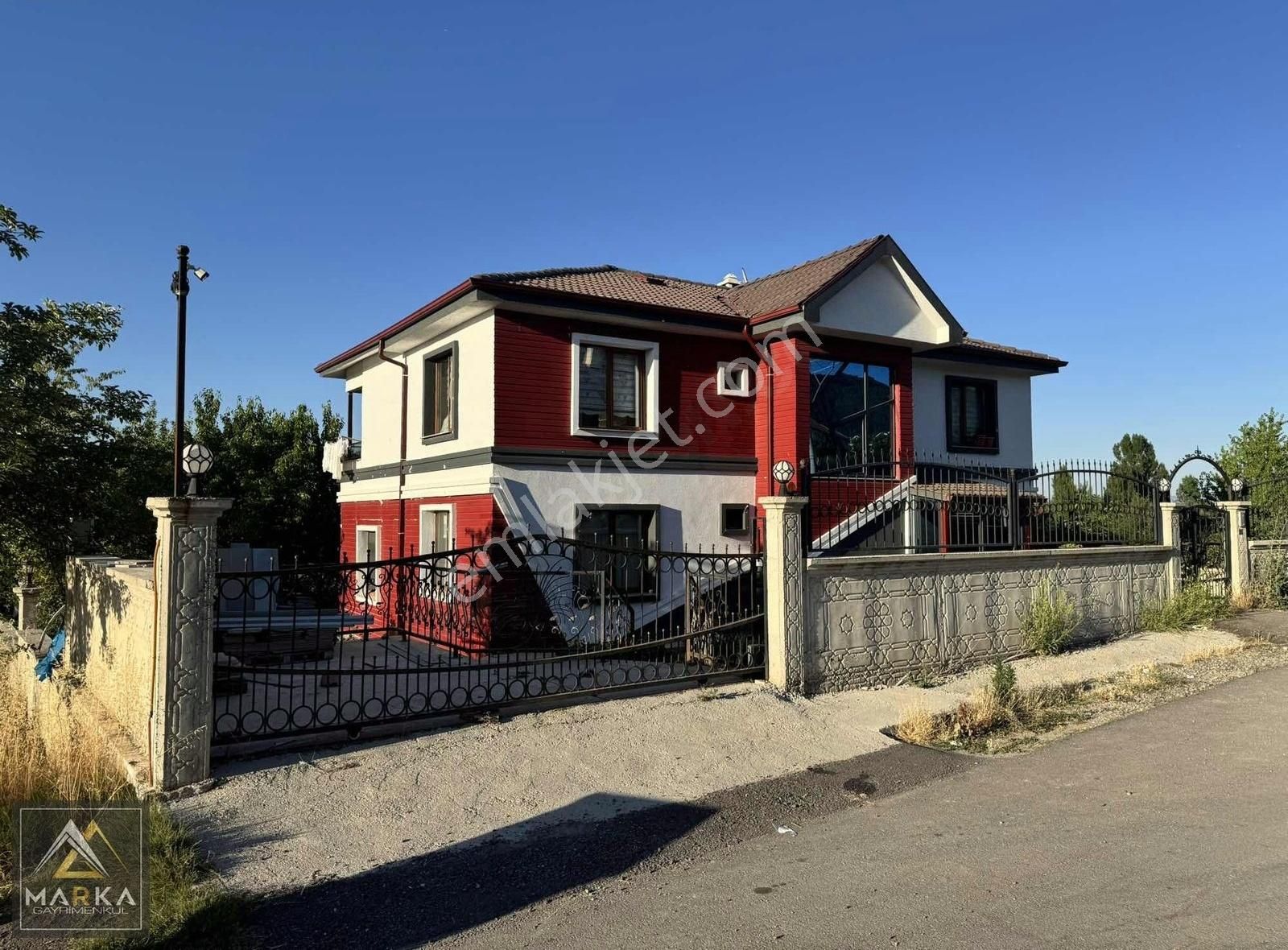 Marka'dan Çamlıca'da Güzel Lokasyonda Satılık Villa