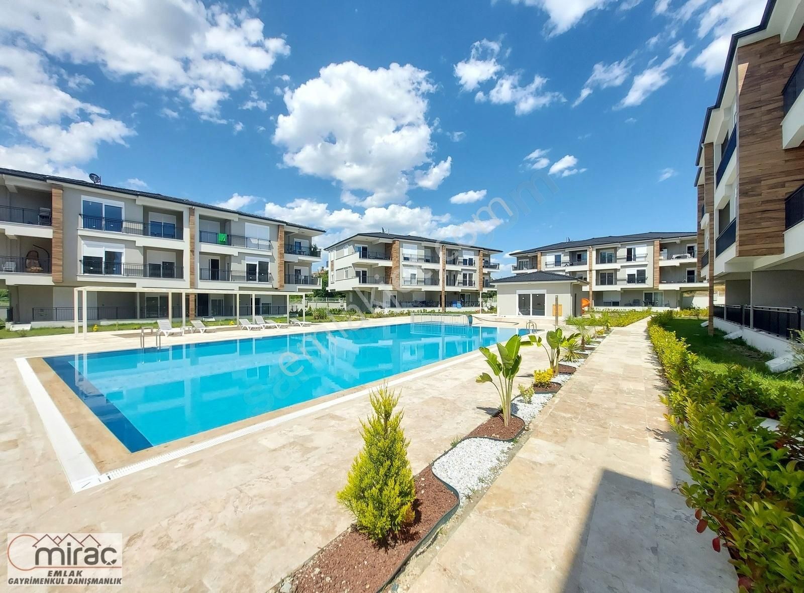 Evrenseki Mahallesinde Site İçerisinde 1.kat 1+1 Havuzlu Daire