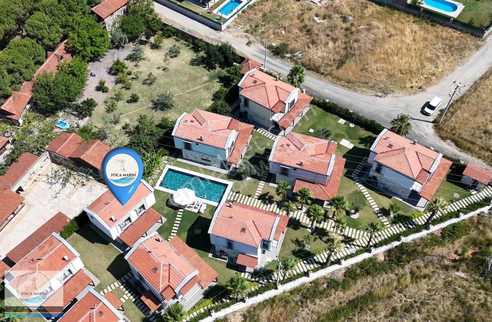 Foça'da Havuzlu Site İçinde Merkezi Konum 2+1 Villa