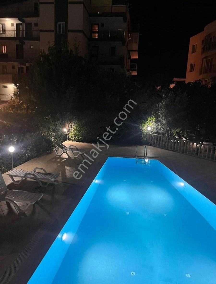 Kuşadası Marinada Denize Yakın Havuzlu Sitede Eşyalı 1+1 Daire..