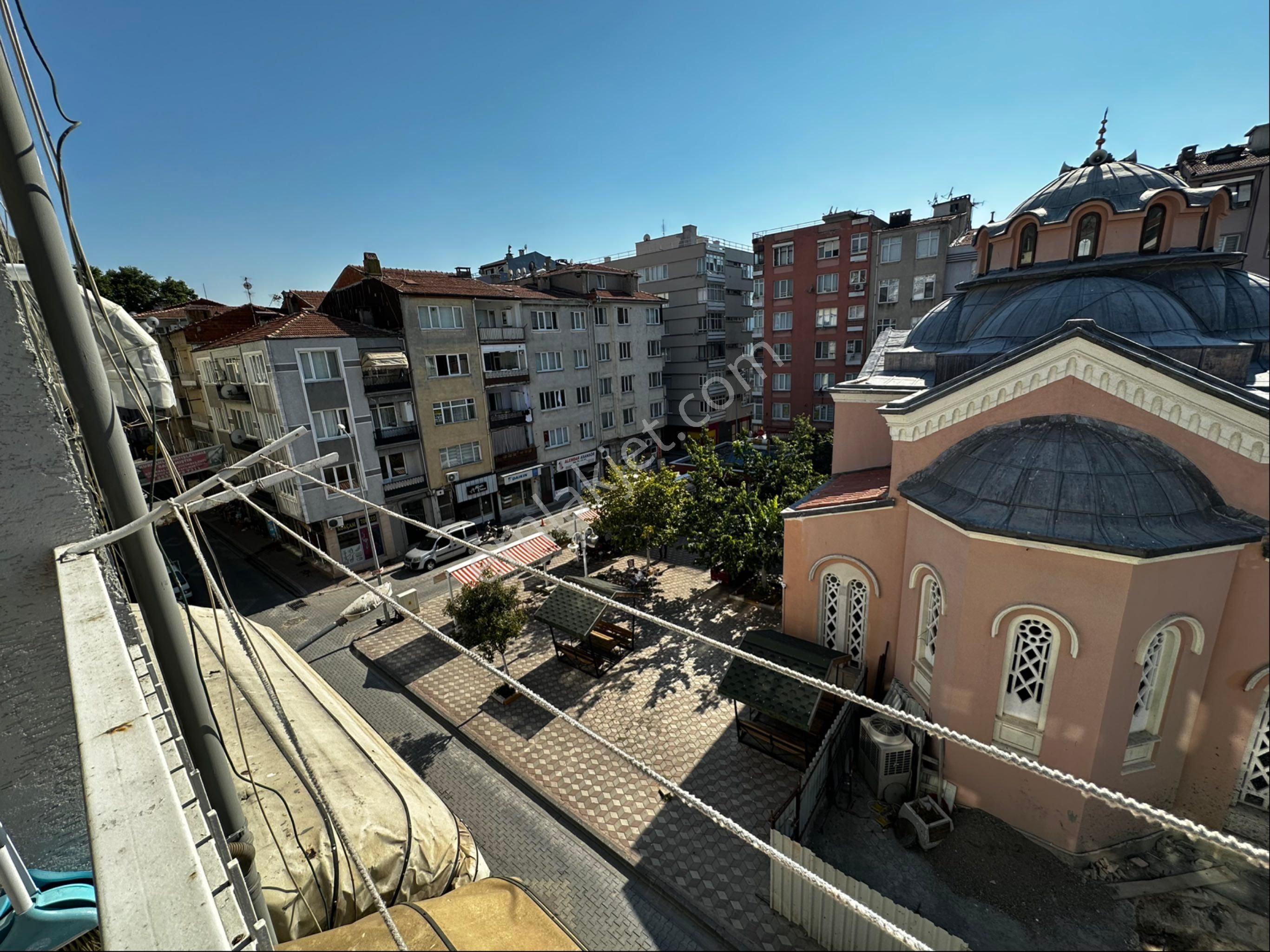 Gemlikte Sahile Çok Yakın Cadde Üstü Satılık 2+1