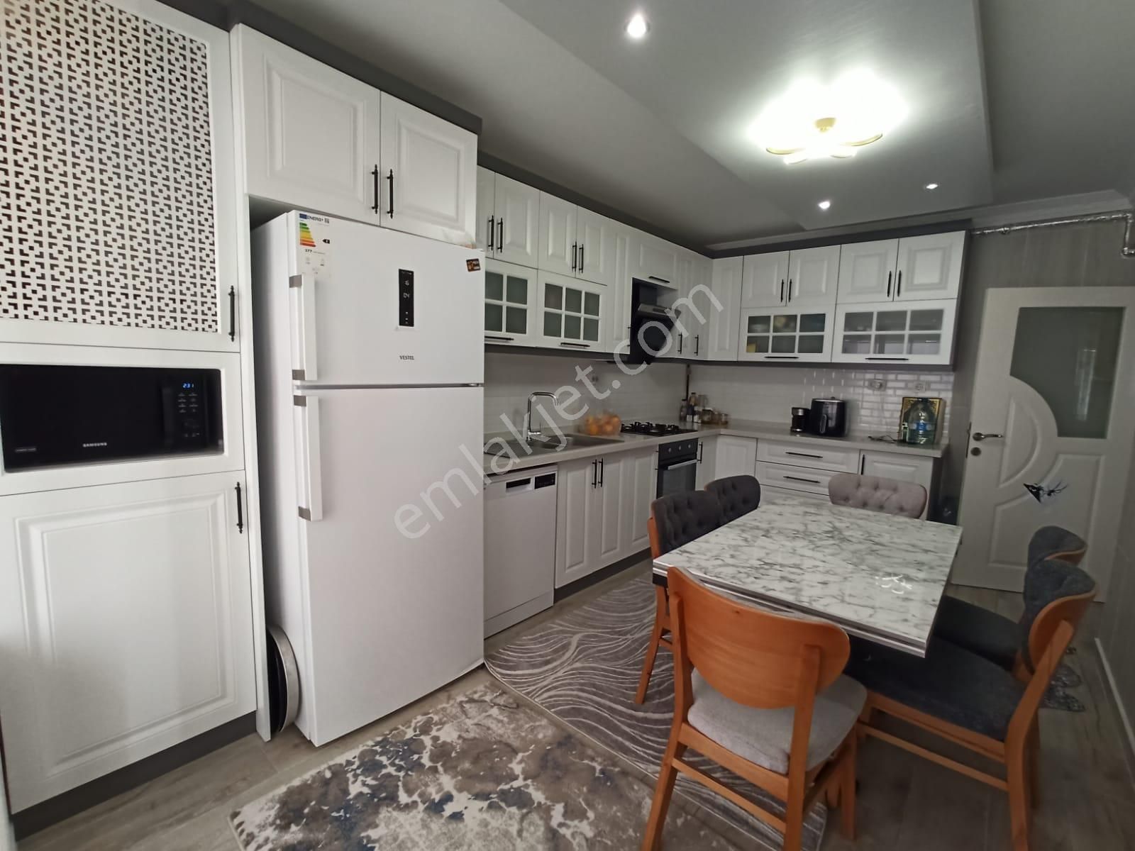 Feridunçelikte Full Yapılı İskanlı Yüksek Katta 4+1 Dublex Daire