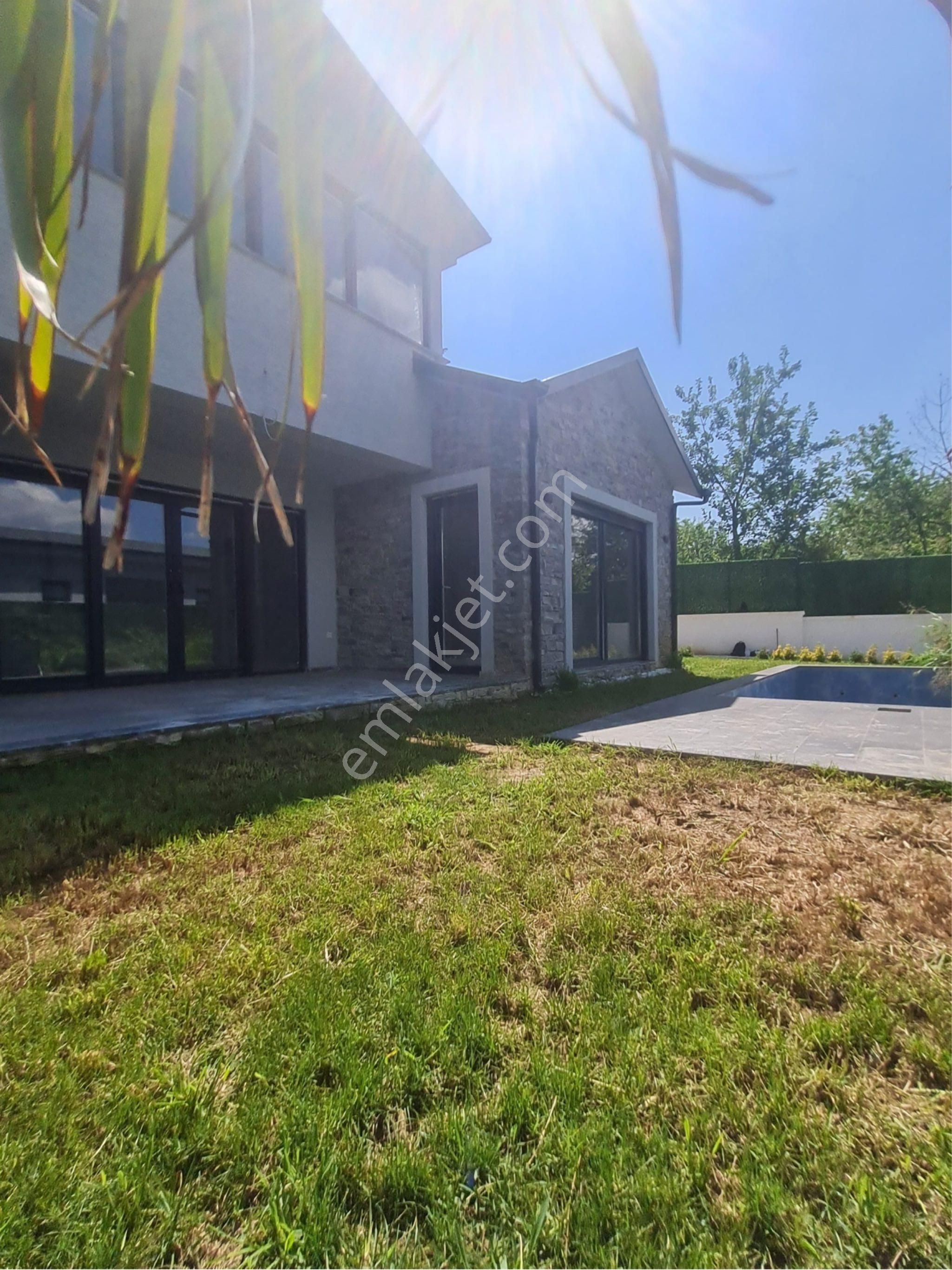 Kartepe’de Müstakil Bahçeli Havuzlu Villa
