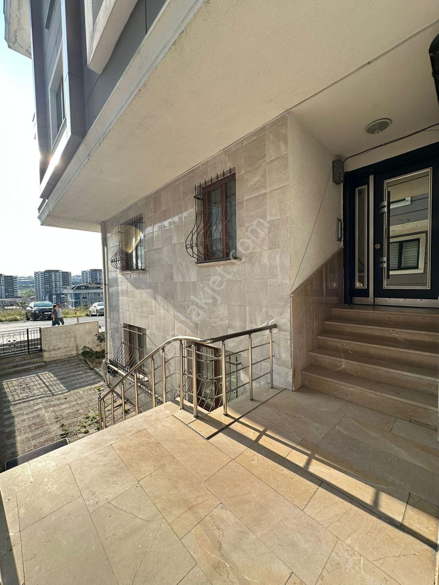Beylikdüzü Kavaklı'da 2+1 Kiralık Arakat Daire