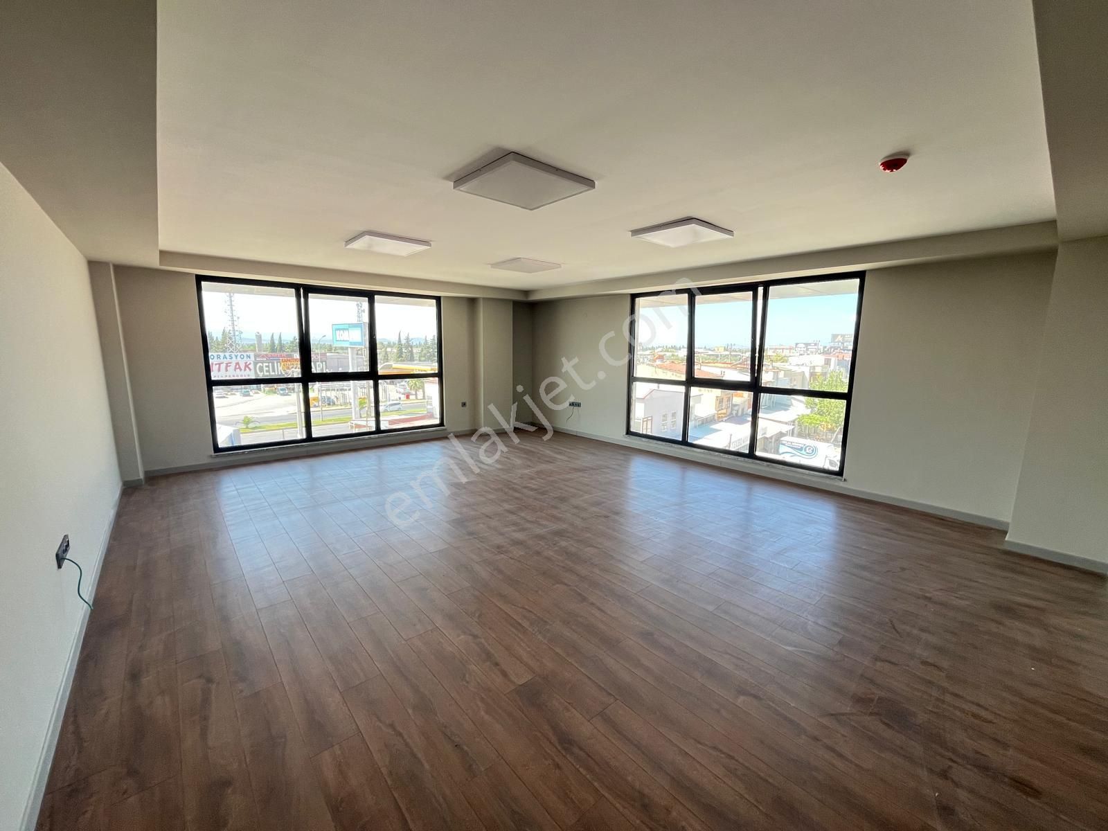 Özdemir Plaza Da Şık Ofis Katı