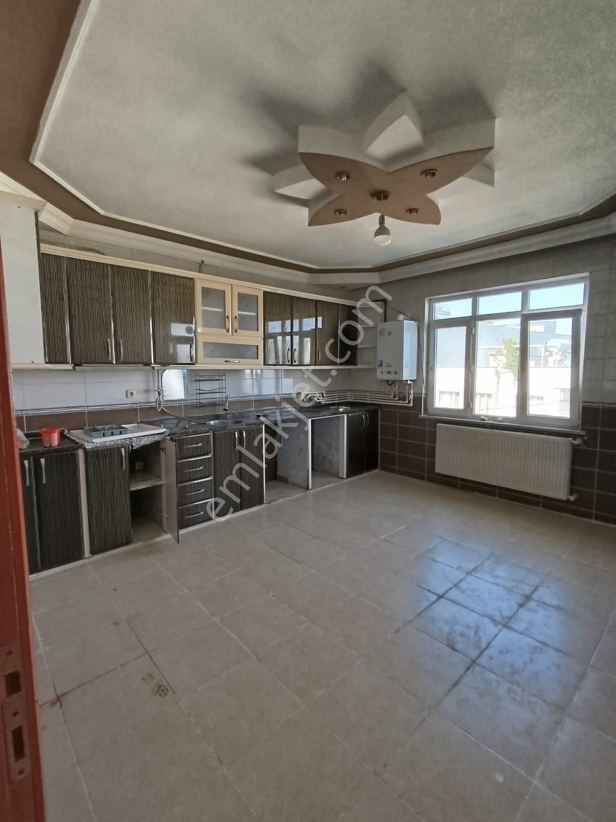 Ayyıldız Emlaktan 180 M2 3+1 Shell Petrol Karşısı