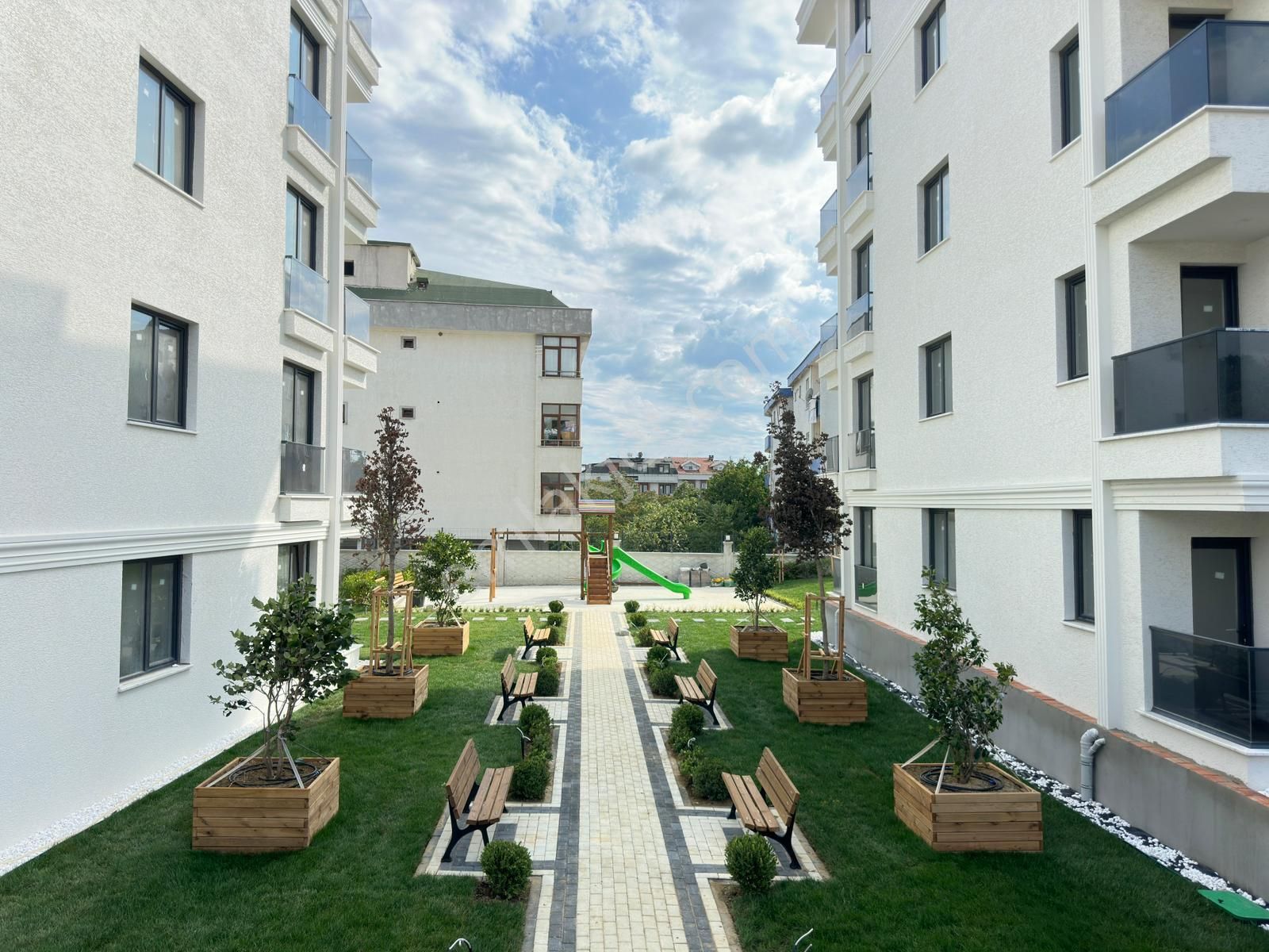 Celaliye Mahallesinde Site İçi, Güvenlikli, Geniş Balkonlu 2+1 Daire