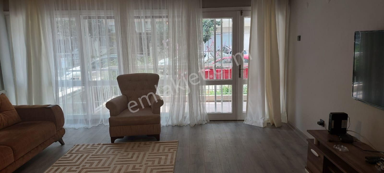 Bostanlıda Sahile 100 Metre Mesafede 2+1 Eşyalı Kiralık Daire