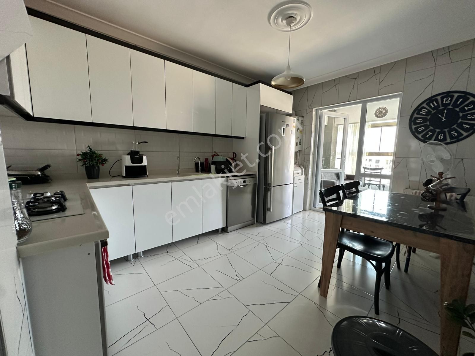 Feridunçelik'te Cadde Yakını Asansörlü Full Yapılı 3+1 Ara Katta Satılık Daire !! - Görsel 2