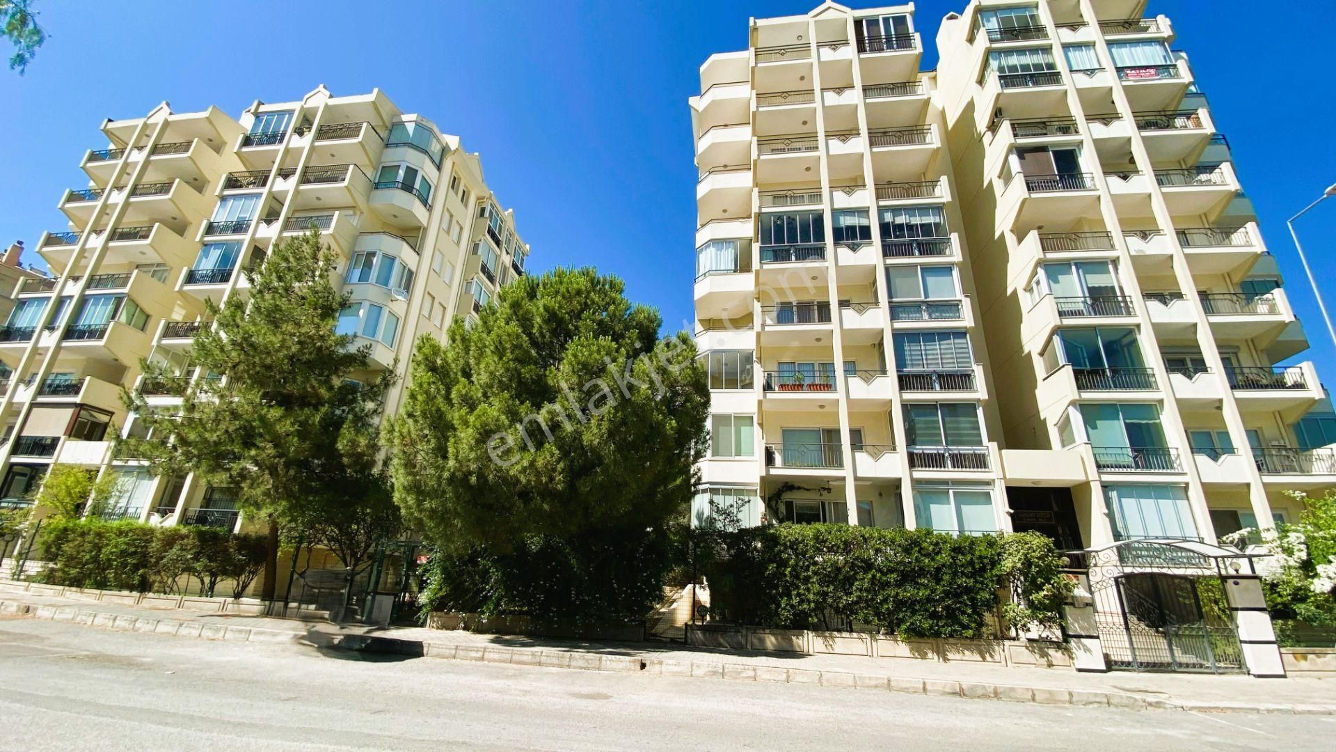 Bornova Evka-3'te Doğa Ve Şehir Konforunda 4+1 Daire !