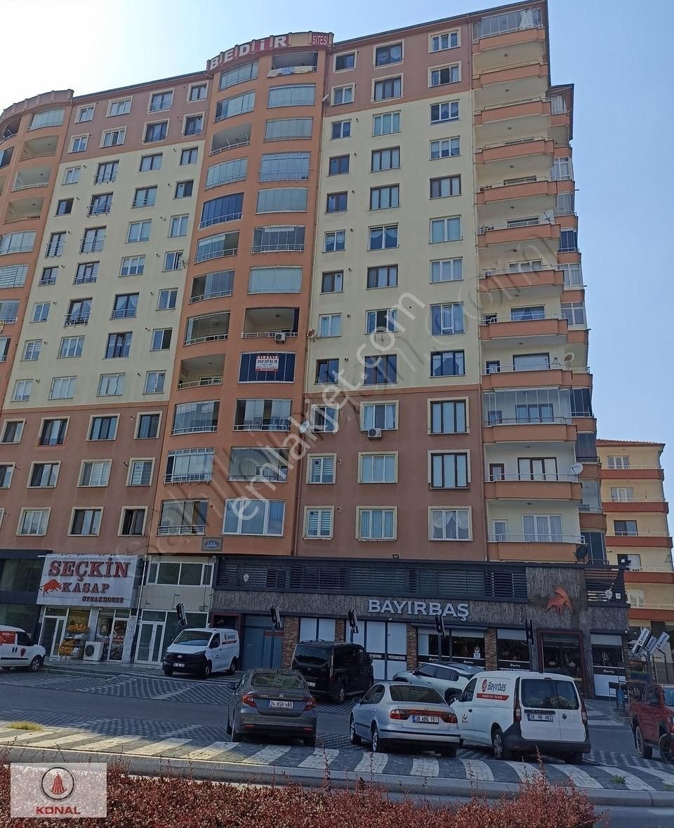 Konal Gayrımenkul Hulisi Akar Cami Karşısında 175m² Kiralk Daire