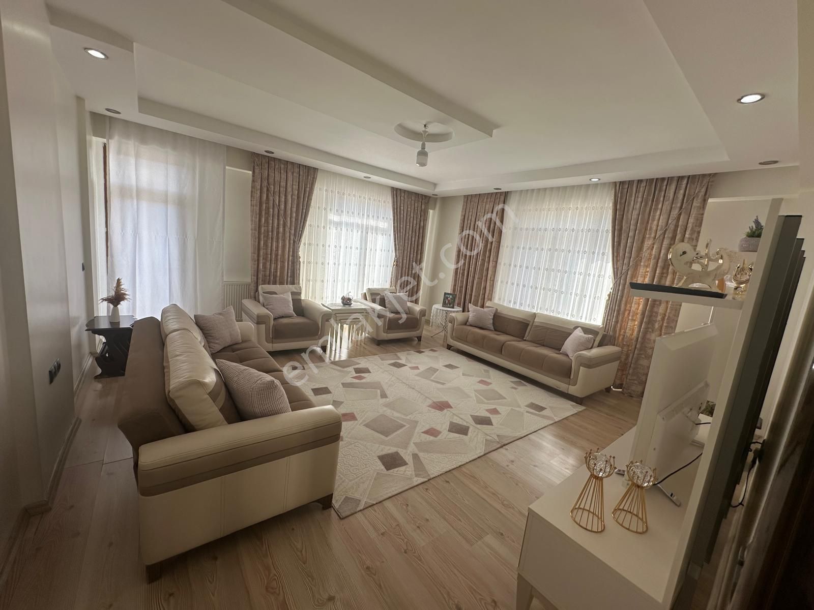 Radison Otel Arkasında Bakımlı 3+1 Satılık Ara Kat Daire