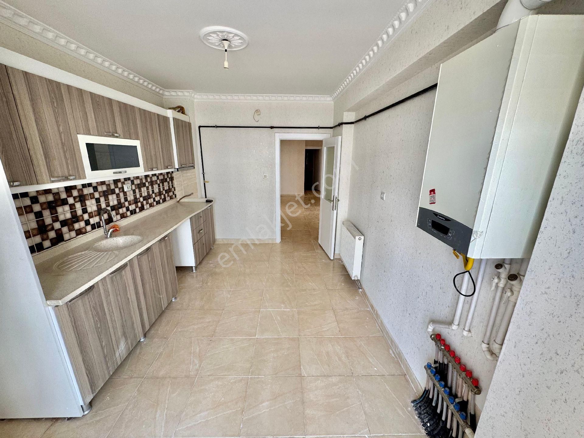 Beşikkaya 1.kat 3+1 125m2 Asansörlü Ç.banyolu Ön Cephe
