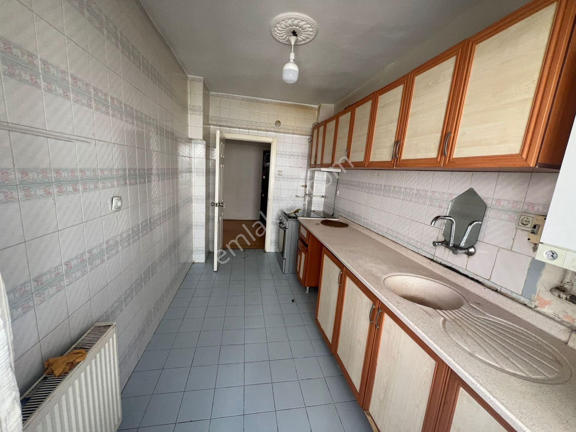 Vatan'dan Hacıkadın Pazar Yakını 130m2 Çok Geniş 2 Balkonlu Orta Kat Ön Cephe 3+1 Satılık Konut