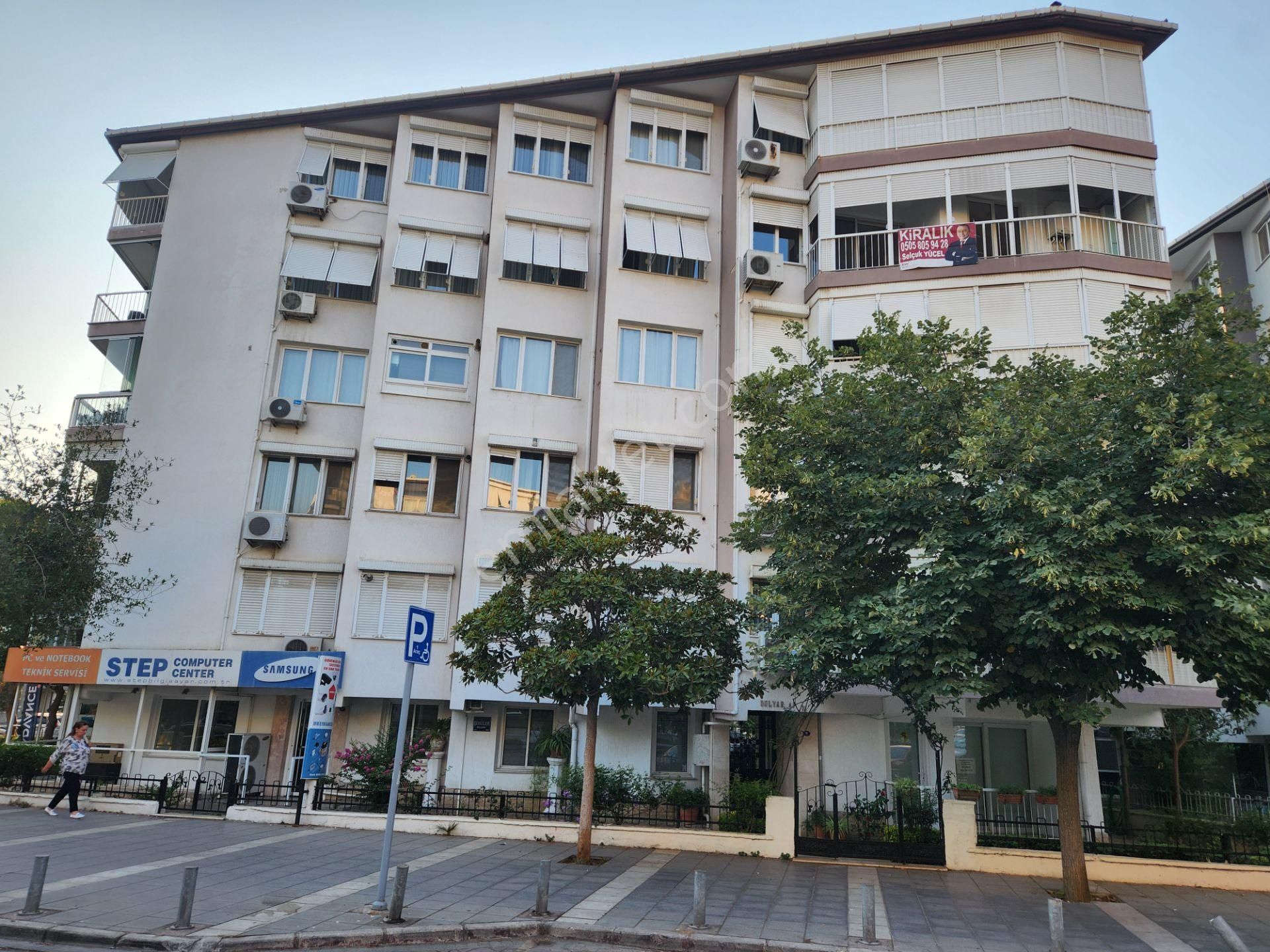 Karşıyaka Bostanlı Şehitler Bulvarında Kiralık 3+1 Daire