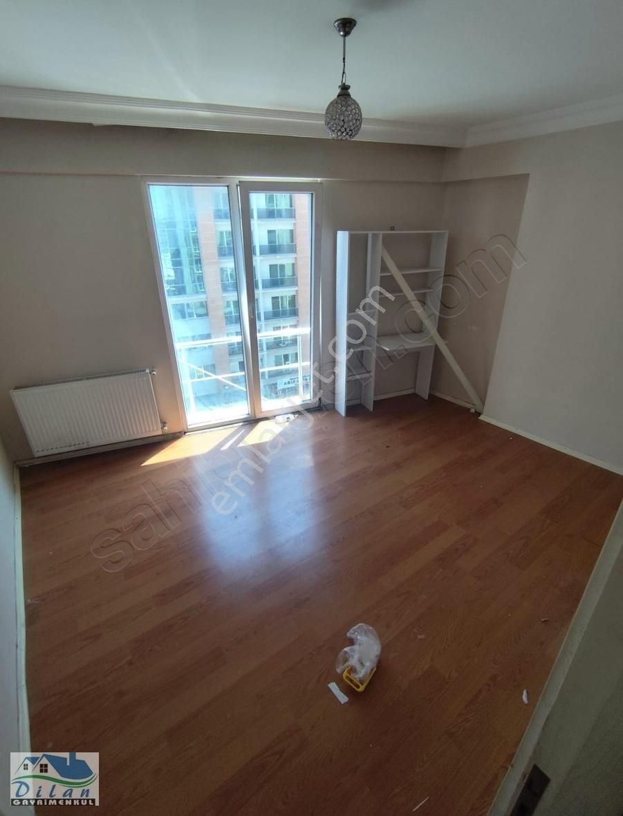 Dilan Gyo'dan Kiralık Metrobüse Yakın Aile Binasında 3+1