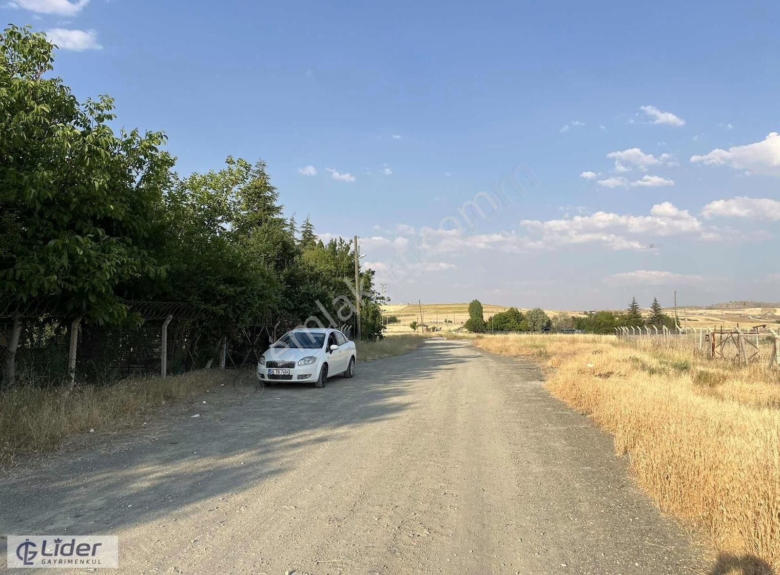 /lider Gayrimenkul'den 880m2 Cadde Cepheli Tek Tapu Arsa /