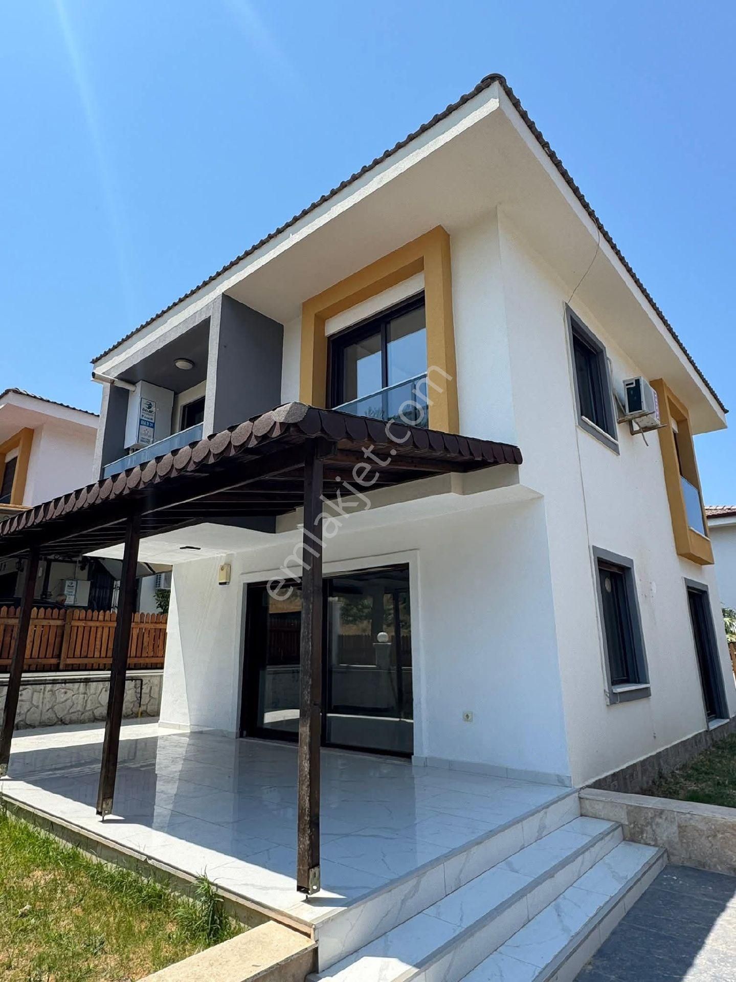 Tek Müstakil Otoparklı Havuzlu Site