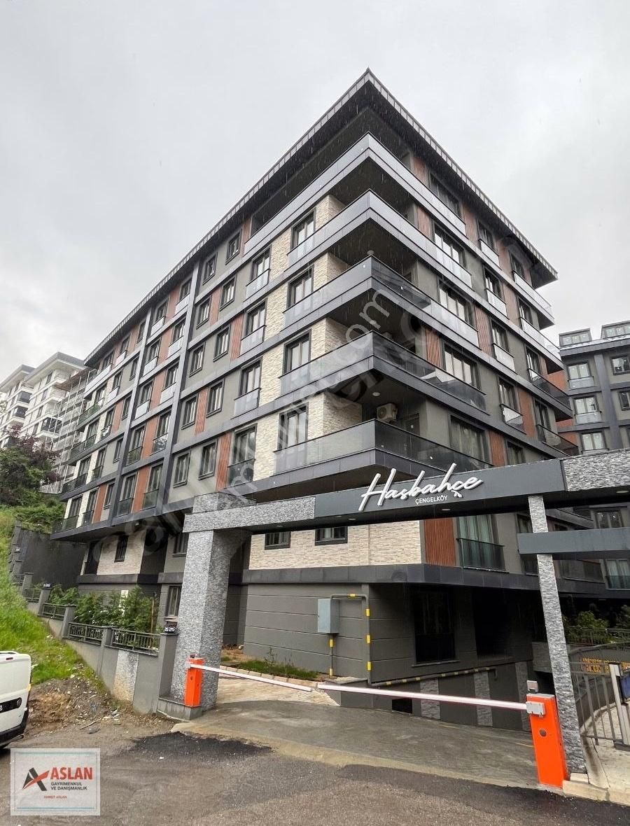 Çengelköyde Fırsat Hasbahçede 3+1/ 166 M2 Arakat Daire