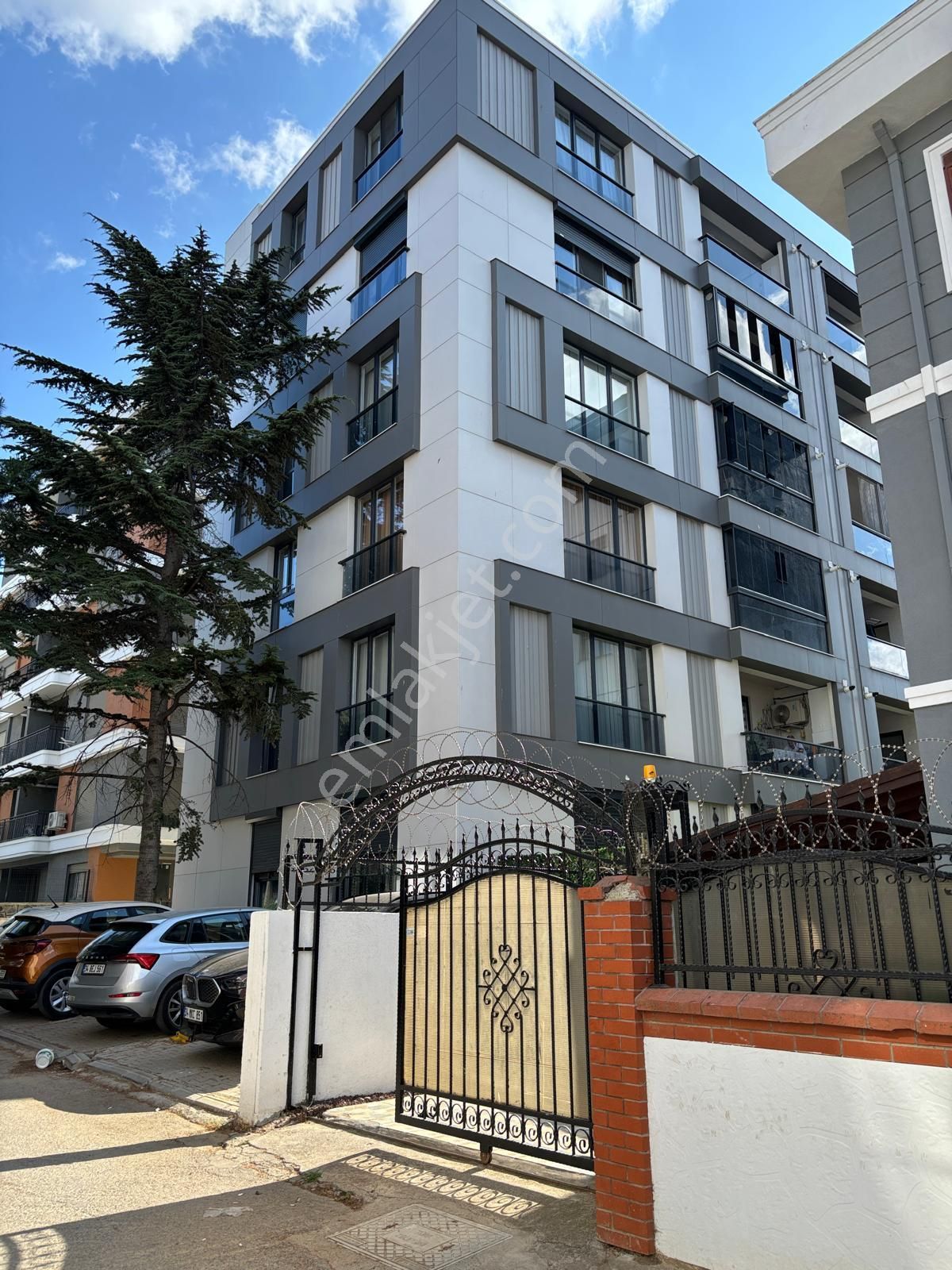Tuzla Postane Mah.sahilde Satılık 3+1 Ebeveyn Banyolu Daire