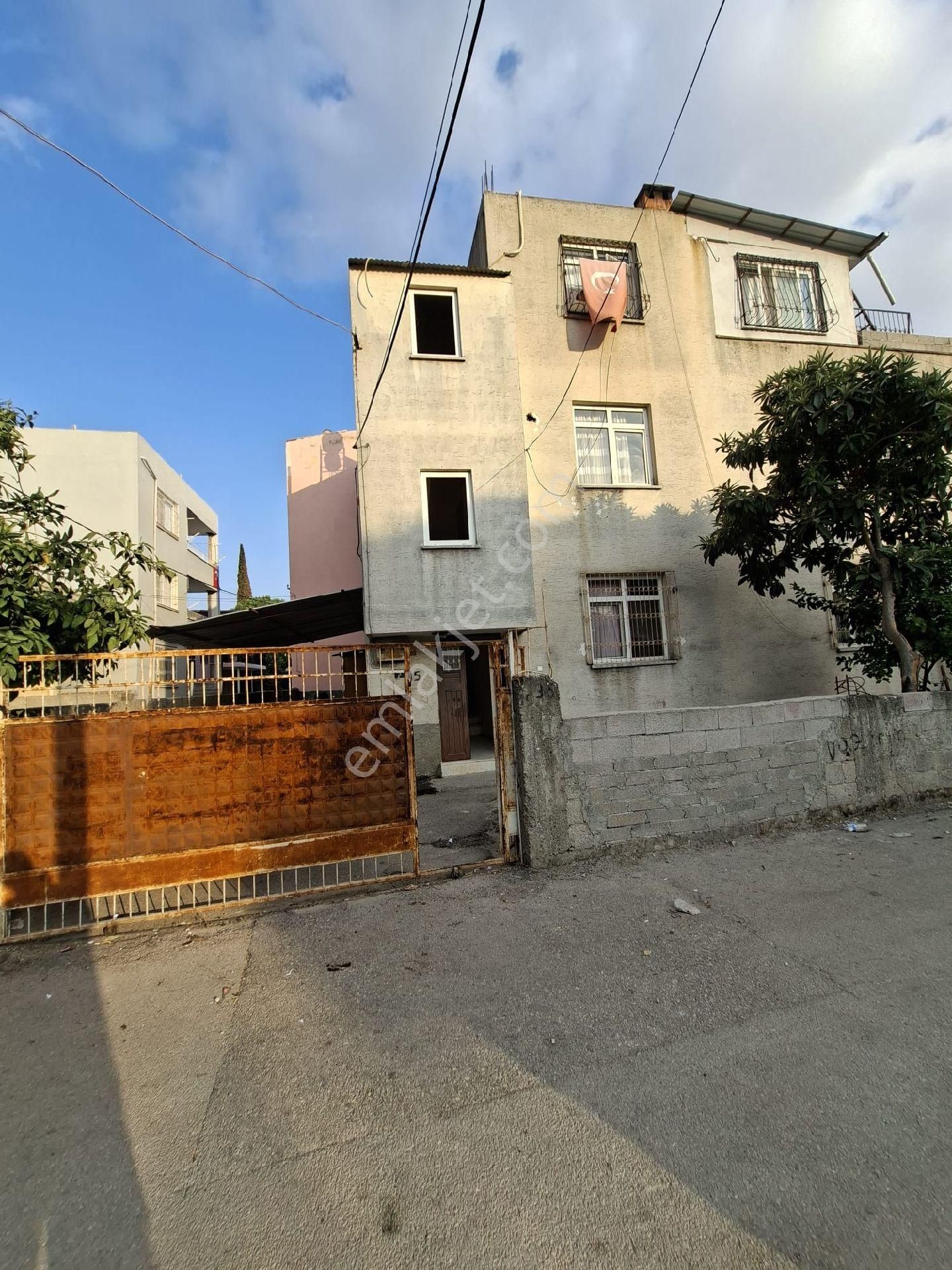 Yüreğir Köprülü Mah. Müstakil 3 Katlı Evin 1.katı Satılıktır