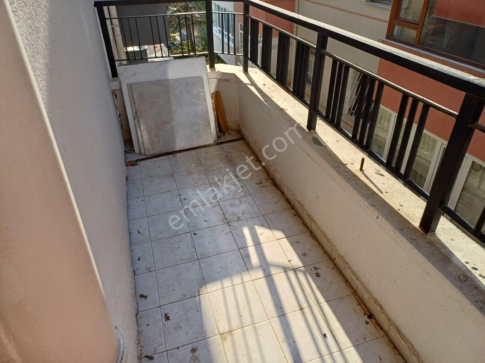 Birlik De Pazara Yakın Bakımlı 160m2 3+1 Yük Giriş Satılık Daire