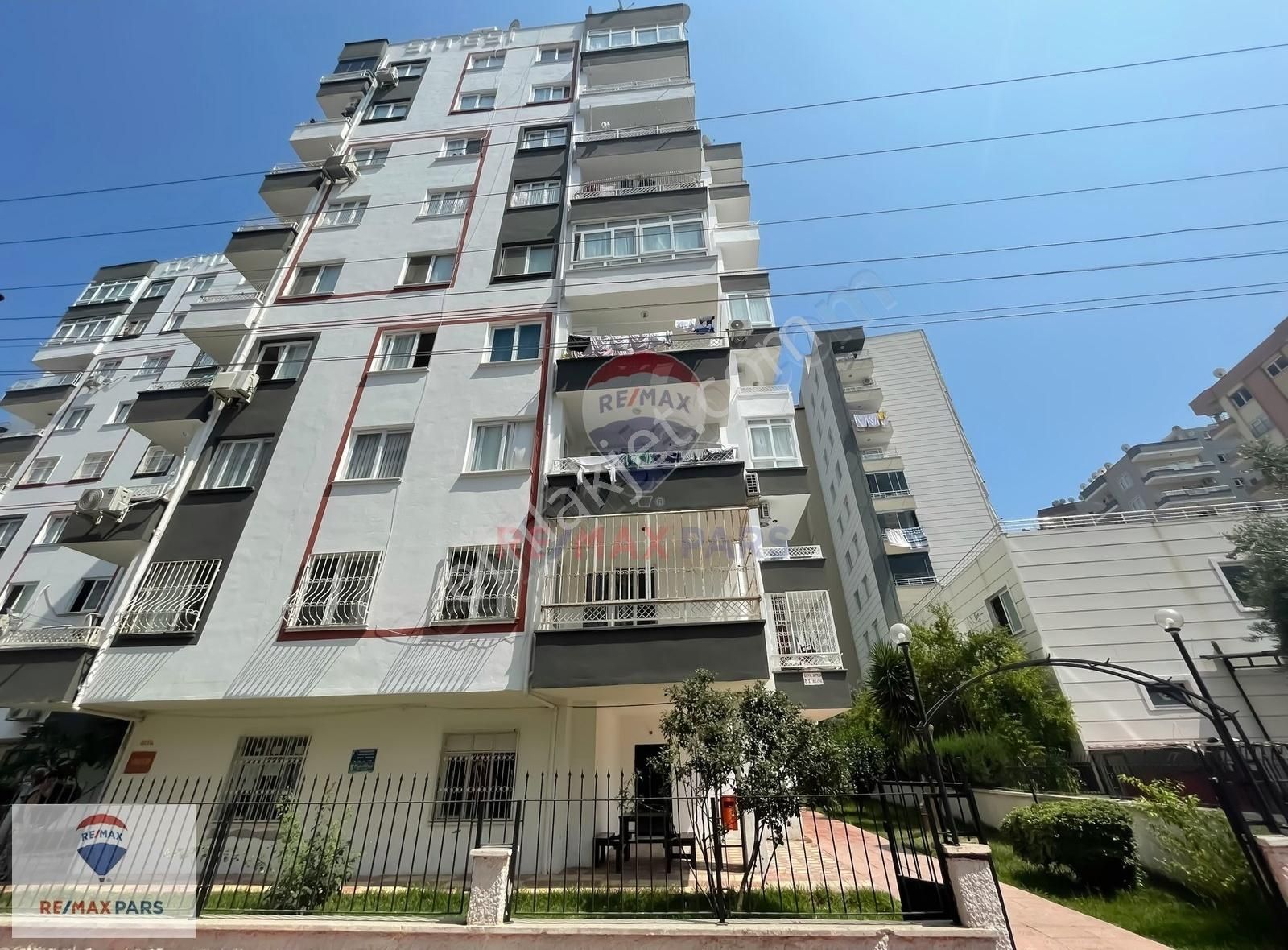 Remax Pars'tan Mezitlide Deniz Gören Eşyalı Satılık 3+1 Daire