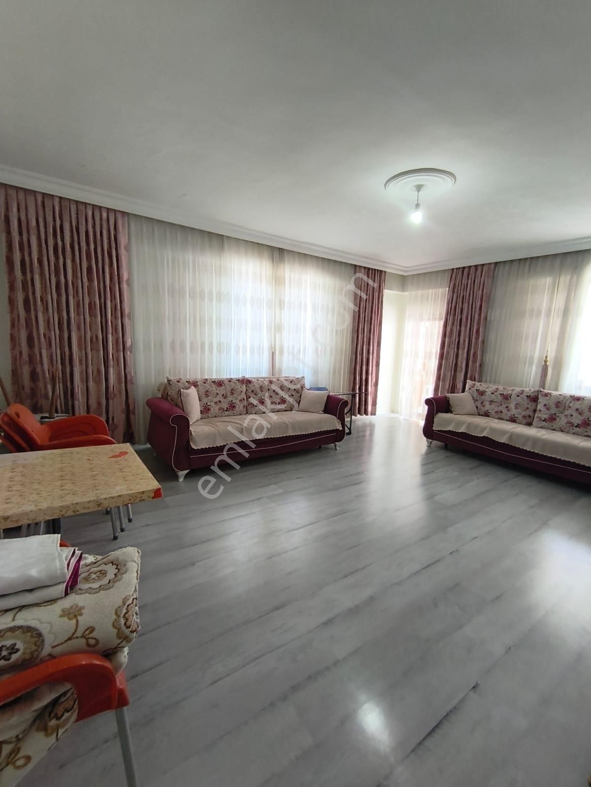 Yeniyol Cuma Pazarı Sokagı Bakımlı 3+1 Satılık Son Kat Daire
