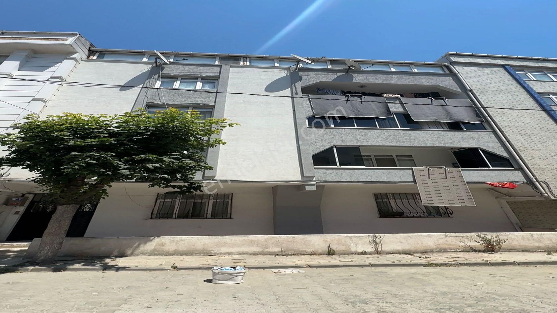 Kiraç Böğürtlen Sokakta Komple Satılık Bina Yatırımlık Fırsat