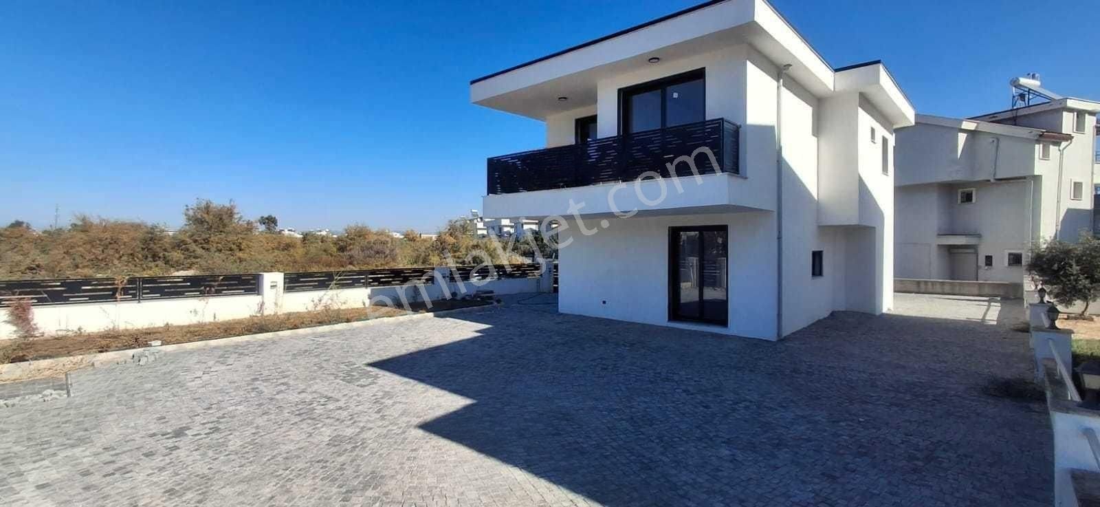 Kuşadası'nın Güzelçamlı Villa Satılık