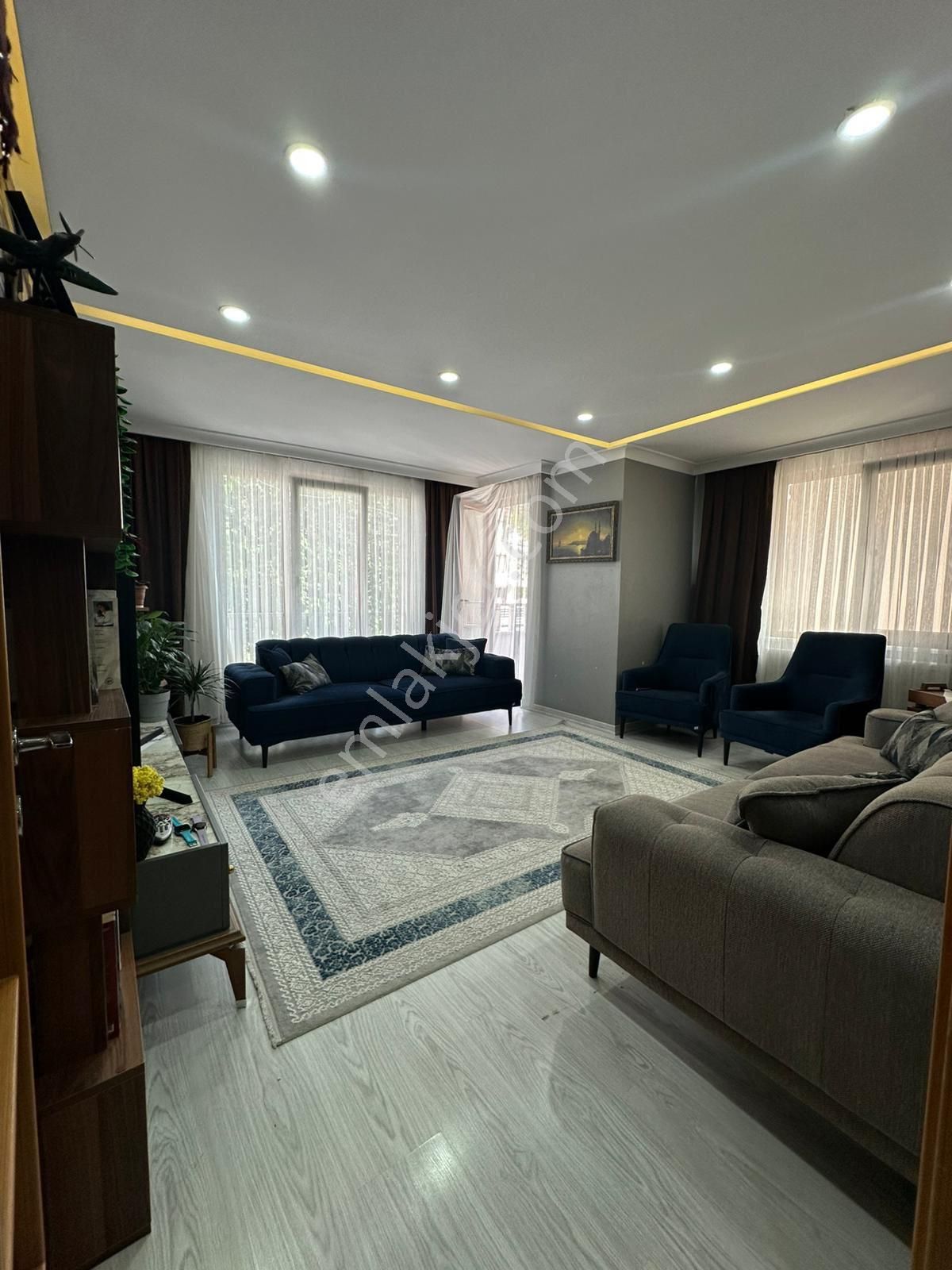 Başakşehir Güvercintepe Mahallesinde Satılık 2+1 Meydan Konumlu