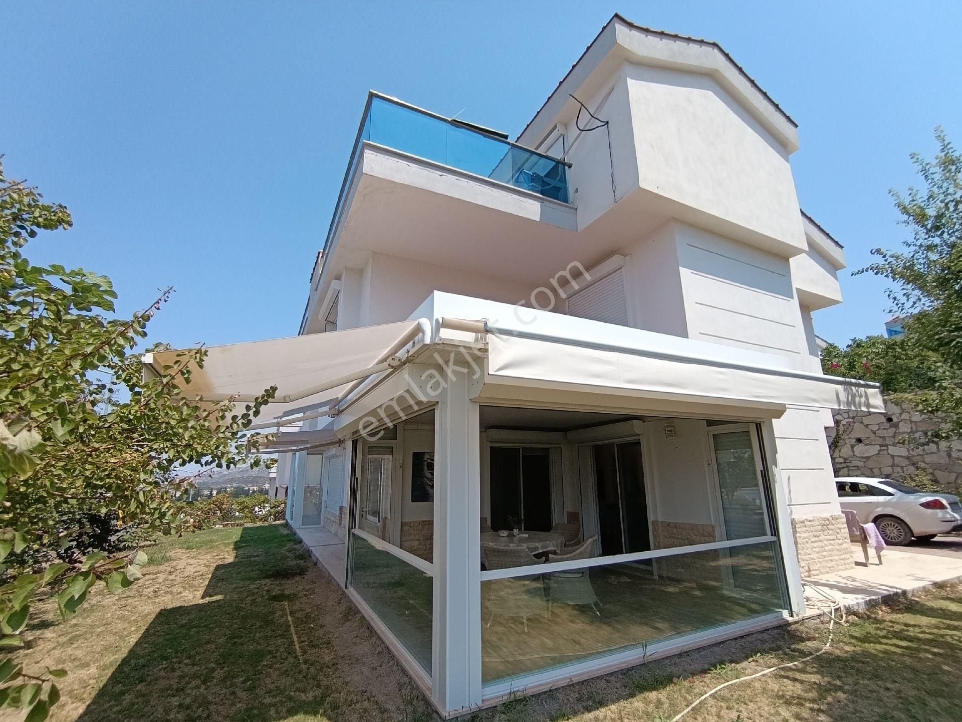 Kuşadası Karaova Da Yüzme Havuzlu 4+1 Büyük Bahçeli Satılık Villa