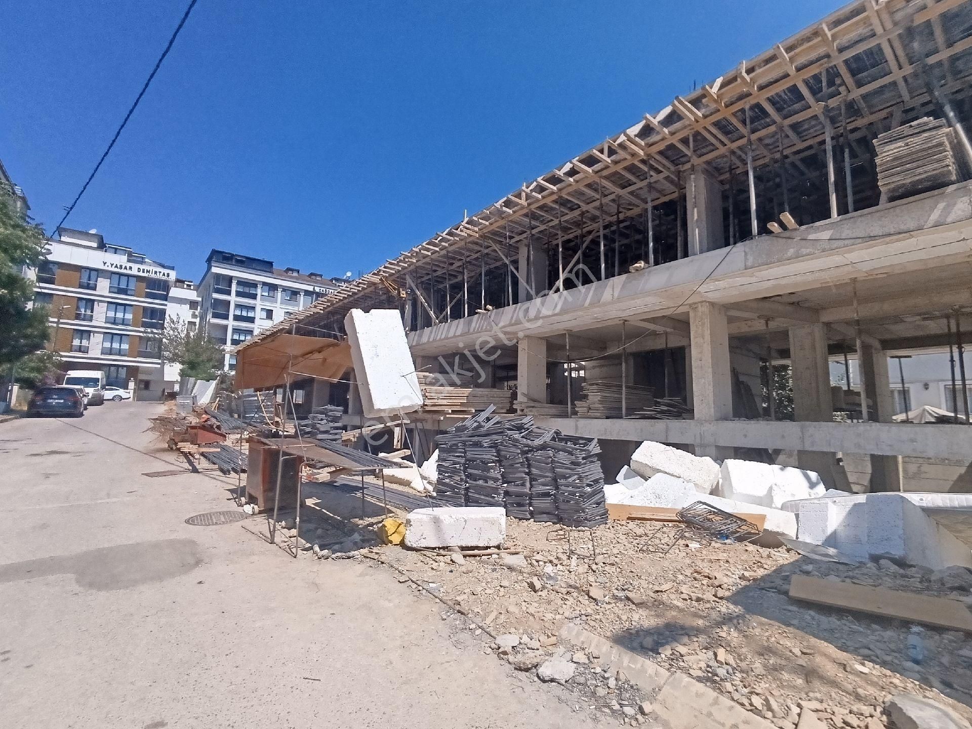 Küçükyalı Merkezde İnşaattan 1.kat Ayrı Mutfaklı Kapalı Otoparklı Sıfır Daire