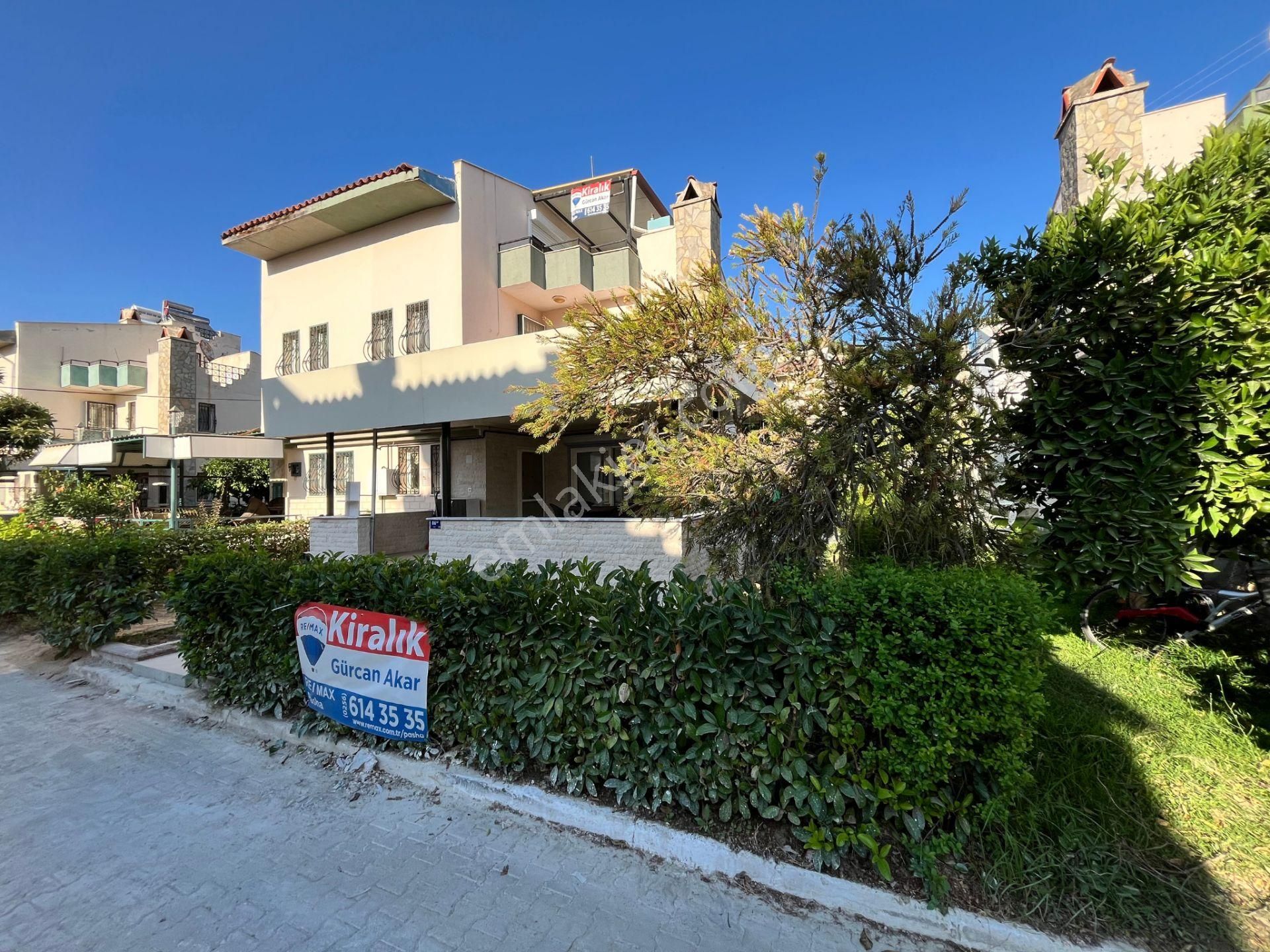 Batı Yakası Sitesi'nde Sezonluk Kıralık 4+1 Bahçeli Villa