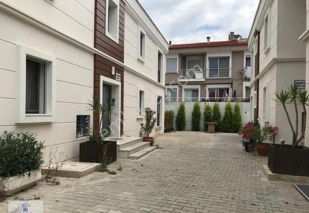 Çeşme Merkez Yıllık Kiralık Çarşı Marina Yakını Butik Sitede Otoparklı 1+1 Bahçeli Full Eşyalı Daire