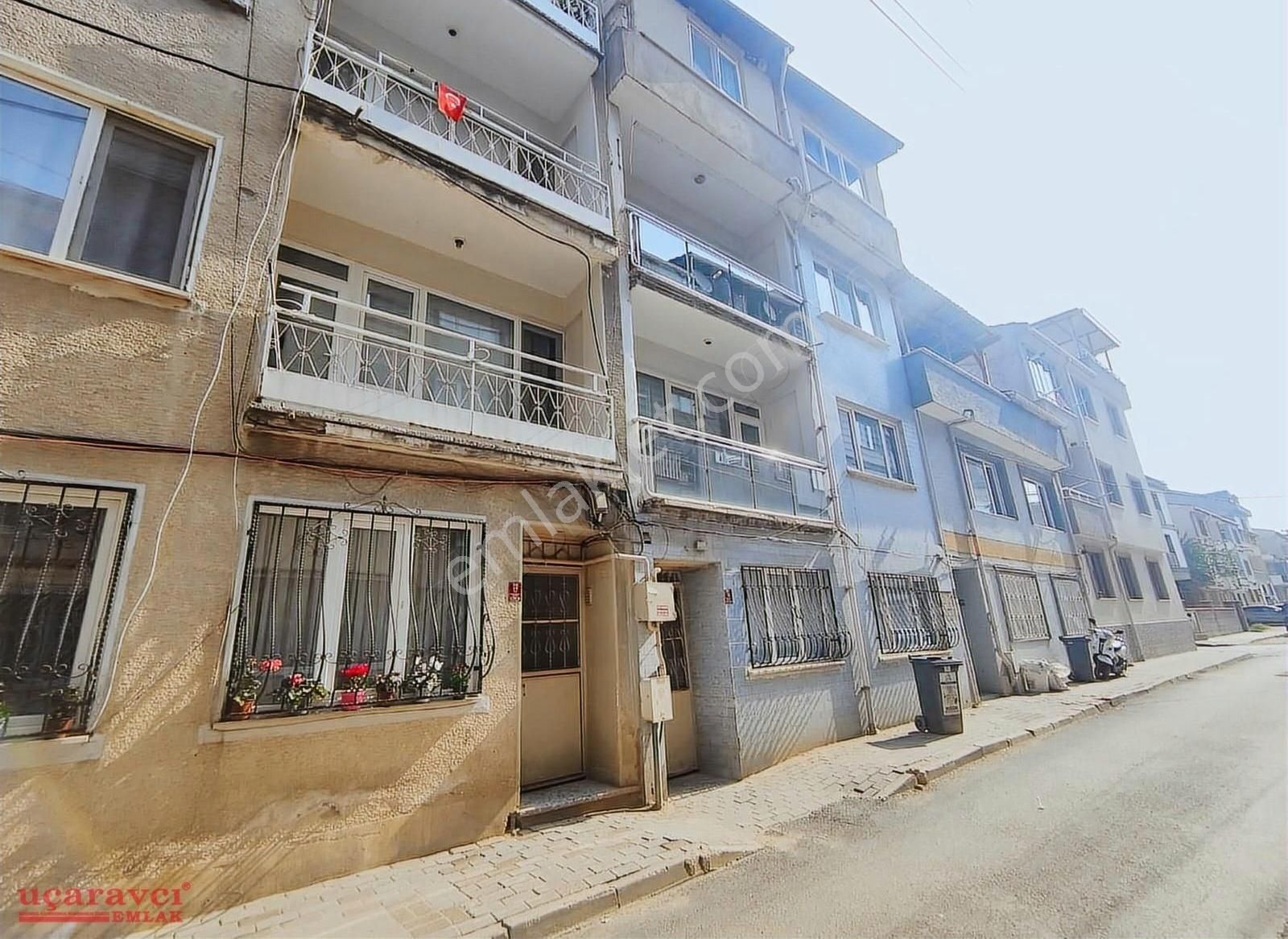 Uçaravcı'dan Göçmen Cami Yakını Satılık Geniş 2+1 Arakat Daire