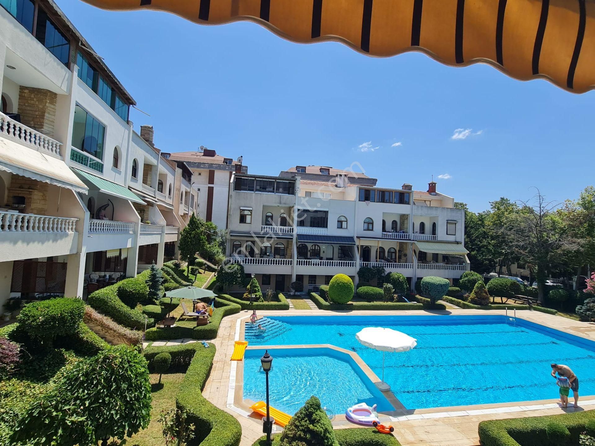 Gürpınar Mahallesi Uğurkent Sitesinde Satılık Havuzlu Triplex