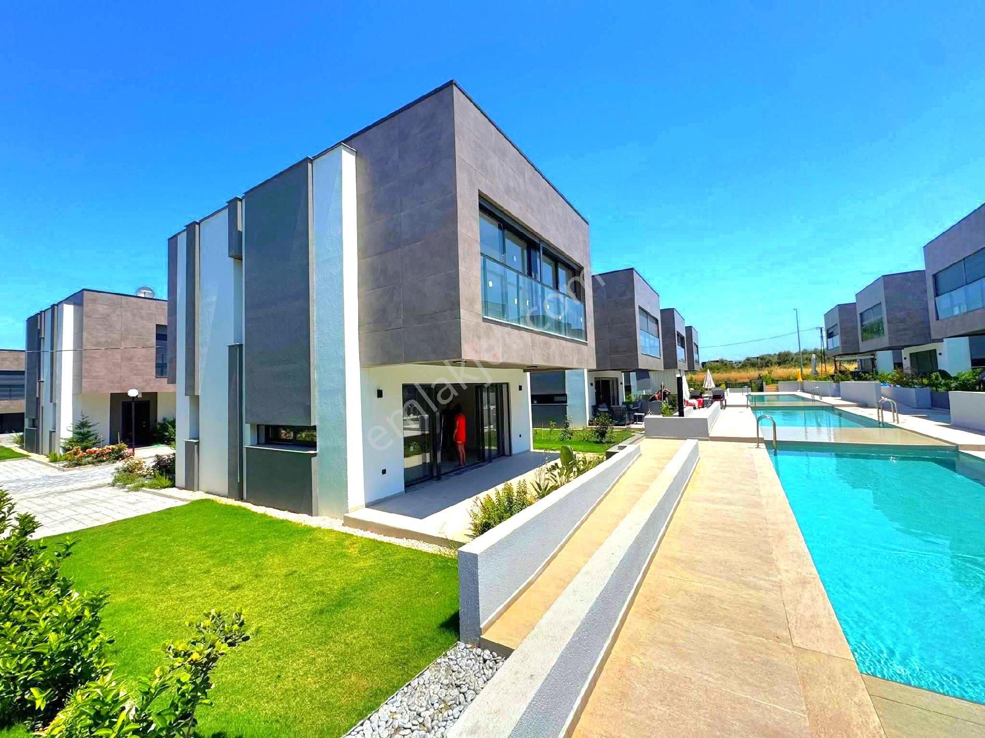 Kuşadasında Havuzlu Sitede Tek Müstakil Sıfır Villa