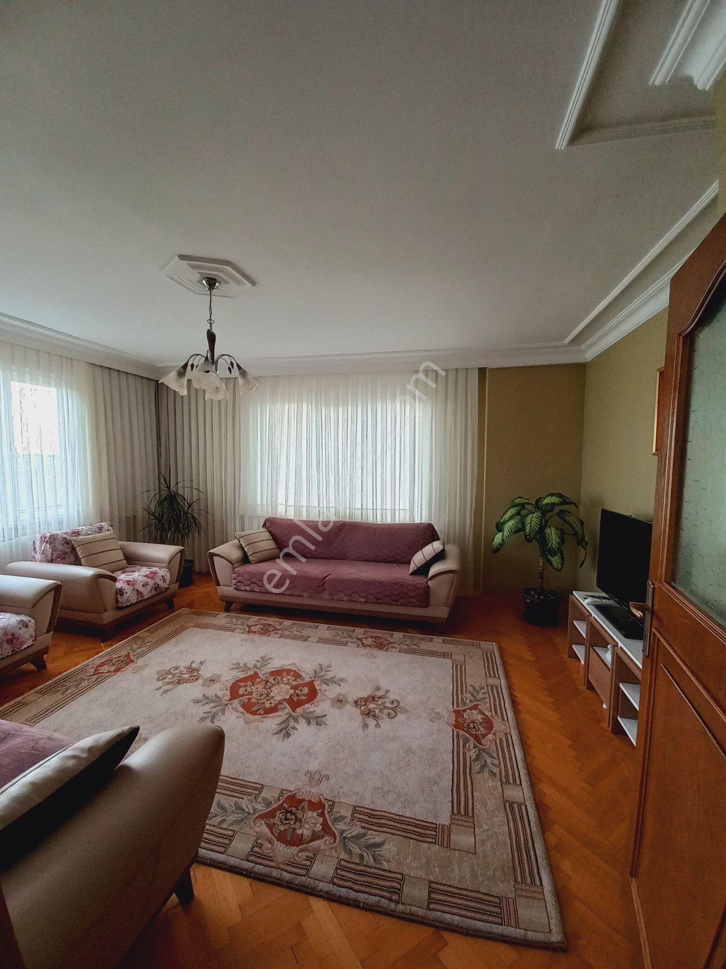 Ataşehir İçerenköyde Bostancı Metroya Çok Yakın 130m2 3+1 Arakat Daire