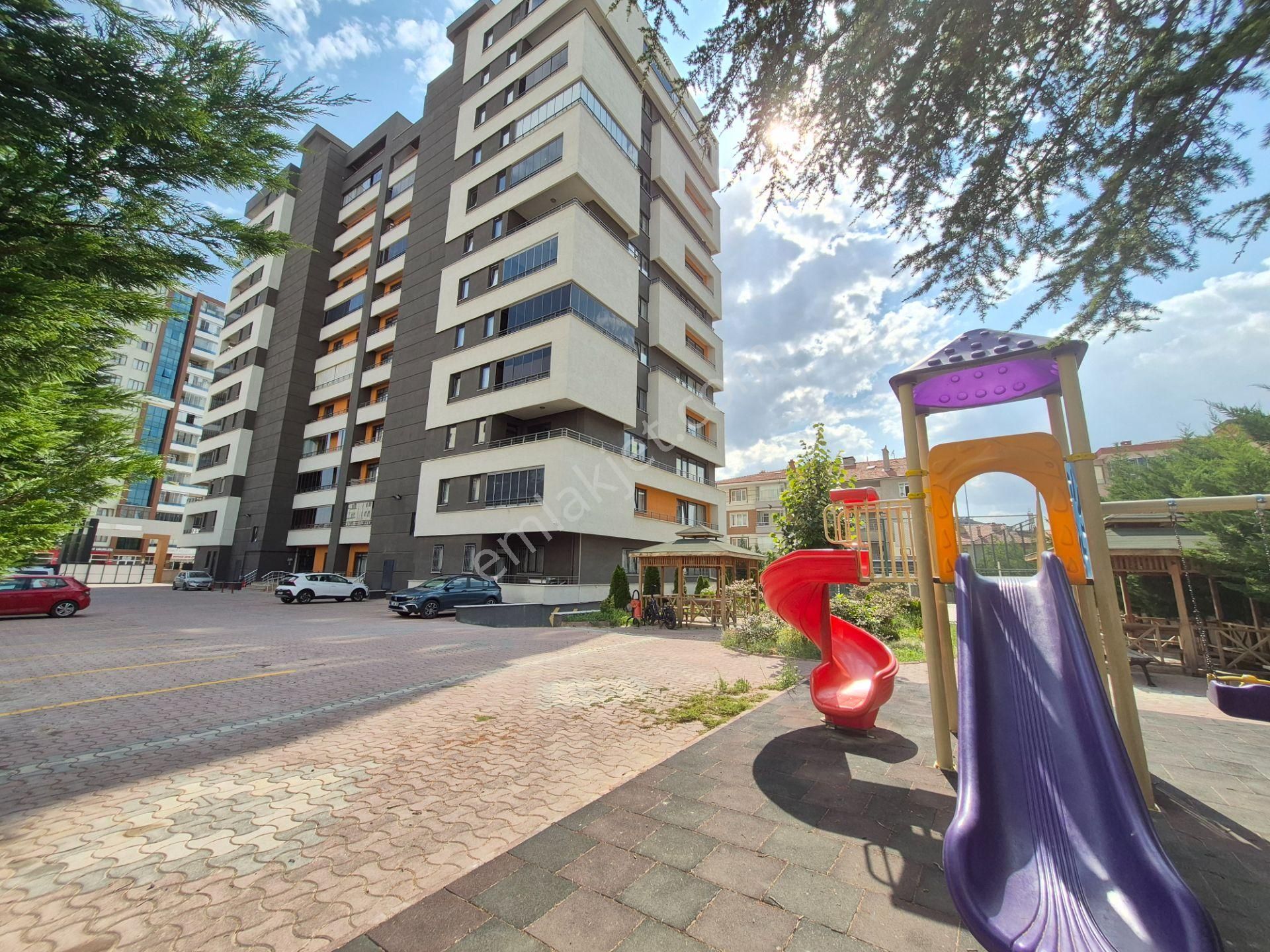 Şefikcana Yakın Konumda İşyapar Gayrimenkul'den Site İçi Kiralık 4+1 Geniş Daire